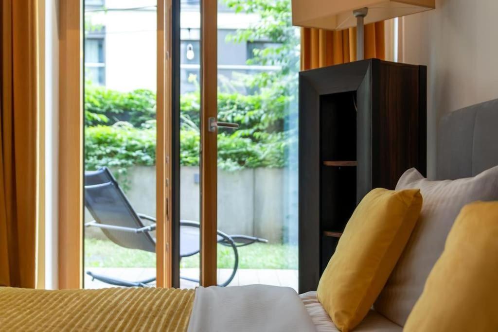 Close-Golden Apartments Warsaw - Luxury 2-Bedroom, Mennica Residence&144