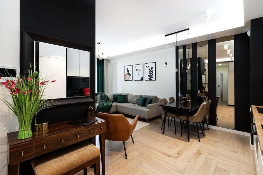 Close-Golden Apartments Warsaw - Luxury 2-Bedroom, Mennica Residence&144