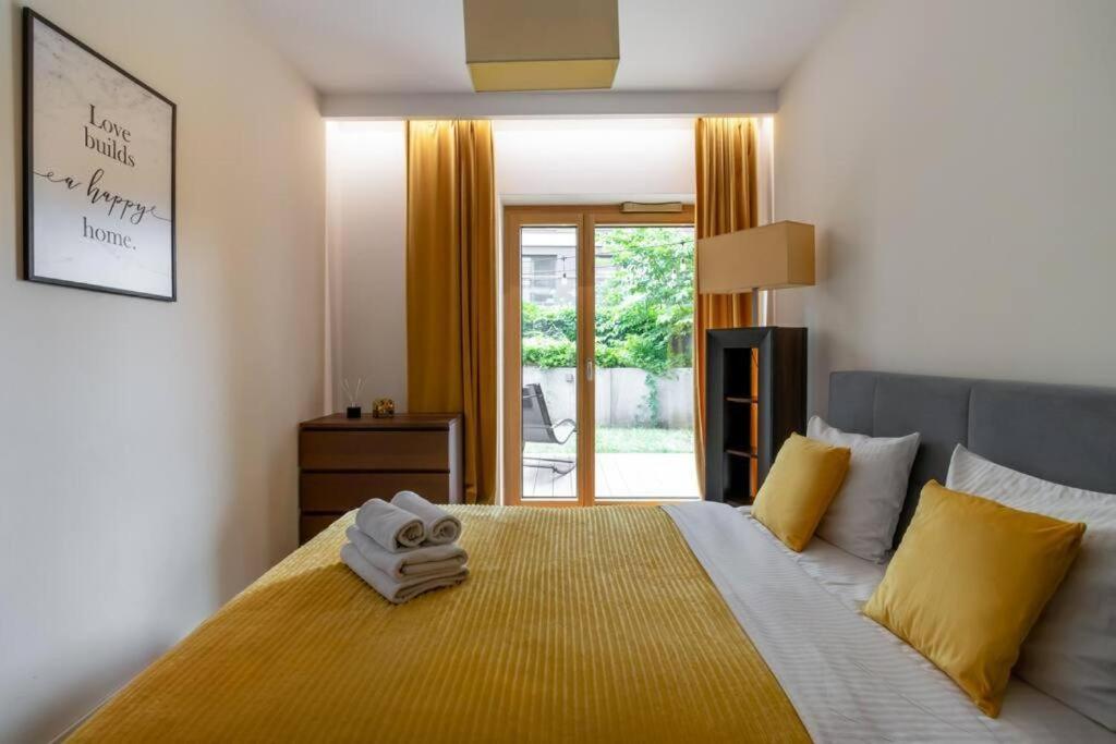 Close-Golden Apartments Warsaw - Luxury 2-Bedroom, Mennica Residence&144