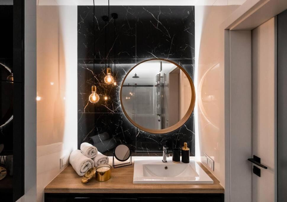 Close-Golden Apartments Warsaw - Luxury 2-Bedroom, Mennica Residence&144