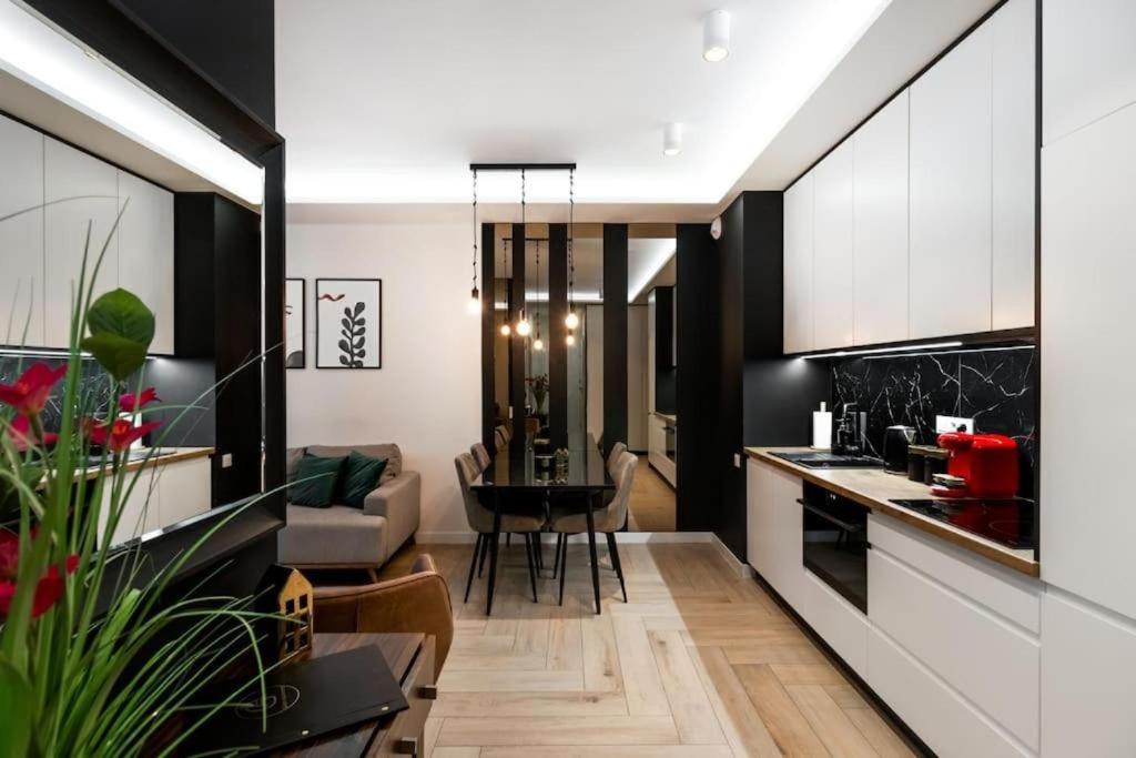 Close-Golden Apartments Warsaw - Luxury 2-Bedroom, Mennica Residence&144