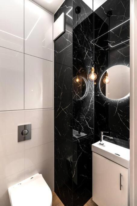 Close-Golden Apartments Warsaw - Luxury 2-Bedroom, Mennica Residence&144