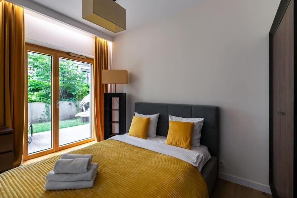 Close-Golden Apartments Warsaw - Luxury 2-Bedroom, Mennica Residence&144