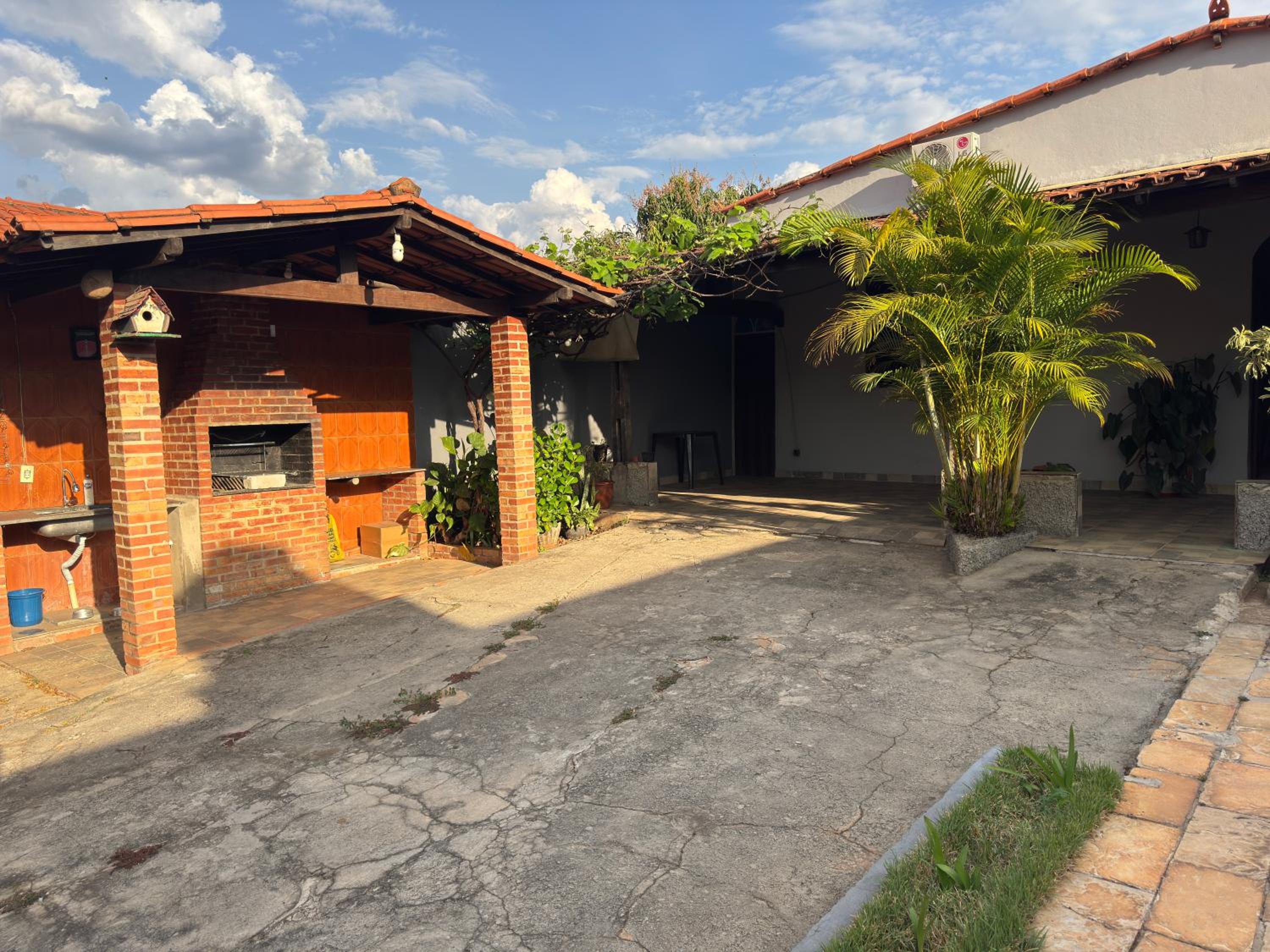 Casa espaçosa com piscina e churrasqueira
