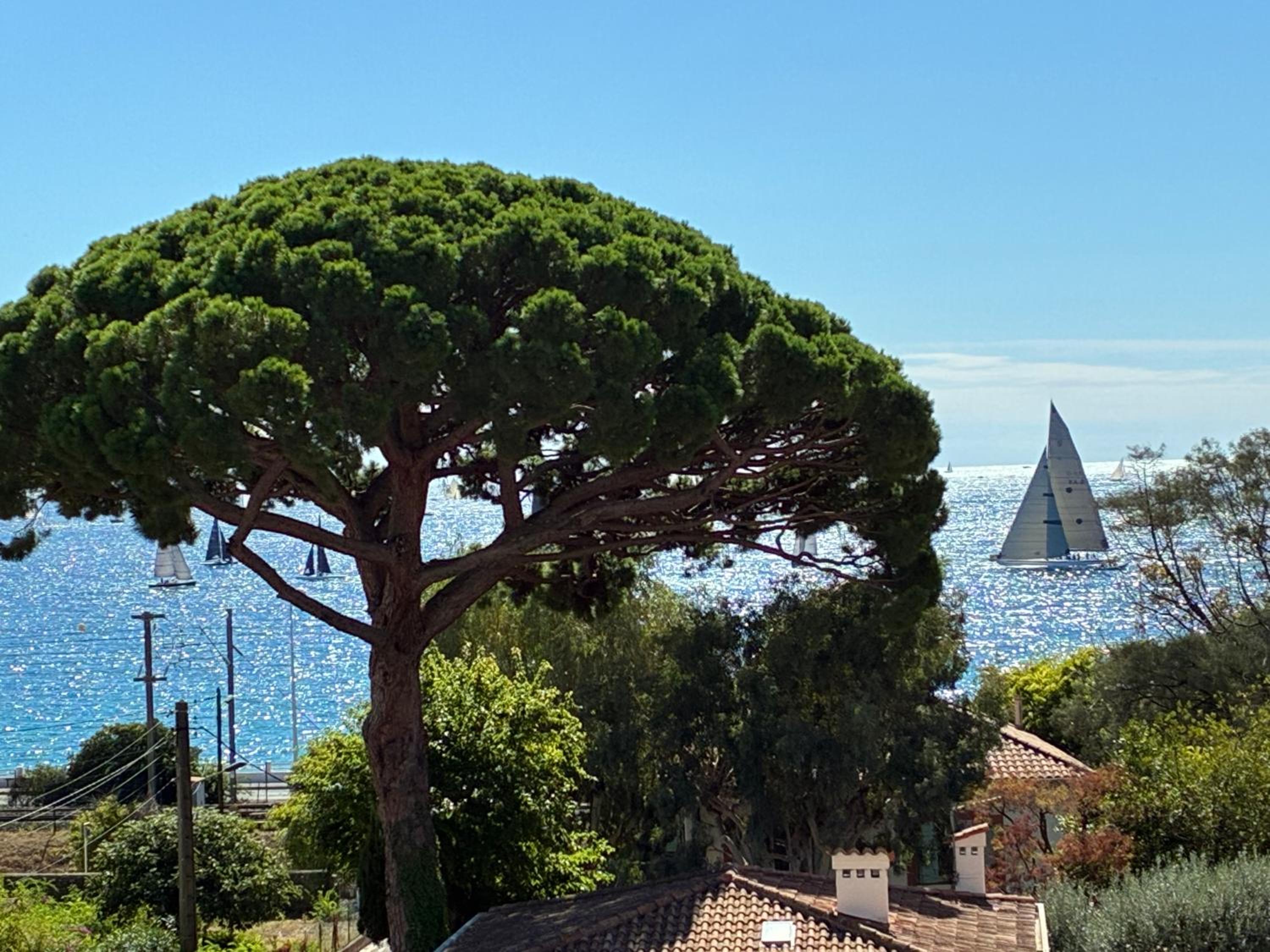Cannes Sea View, by Beach, Private Room in Shared 3-Bedroom Apartment, Private Bathroom & Balcony,, Chambre avec salle de bain privative & balcon, chez l'h