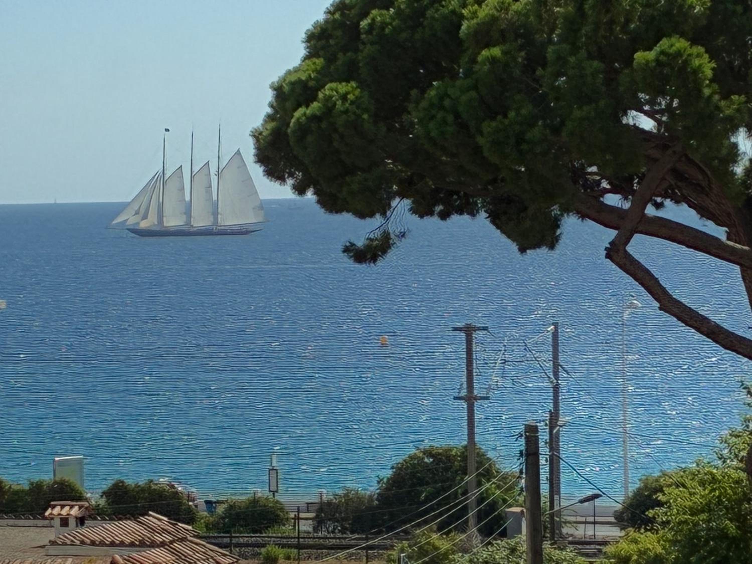 Cannes Sea View, by Beach, Private Room in Shared 3-Bedroom Apartment, Private Bathroom & Balcony,, Chambre avec salle de bain privative & balcon, chez l'h
