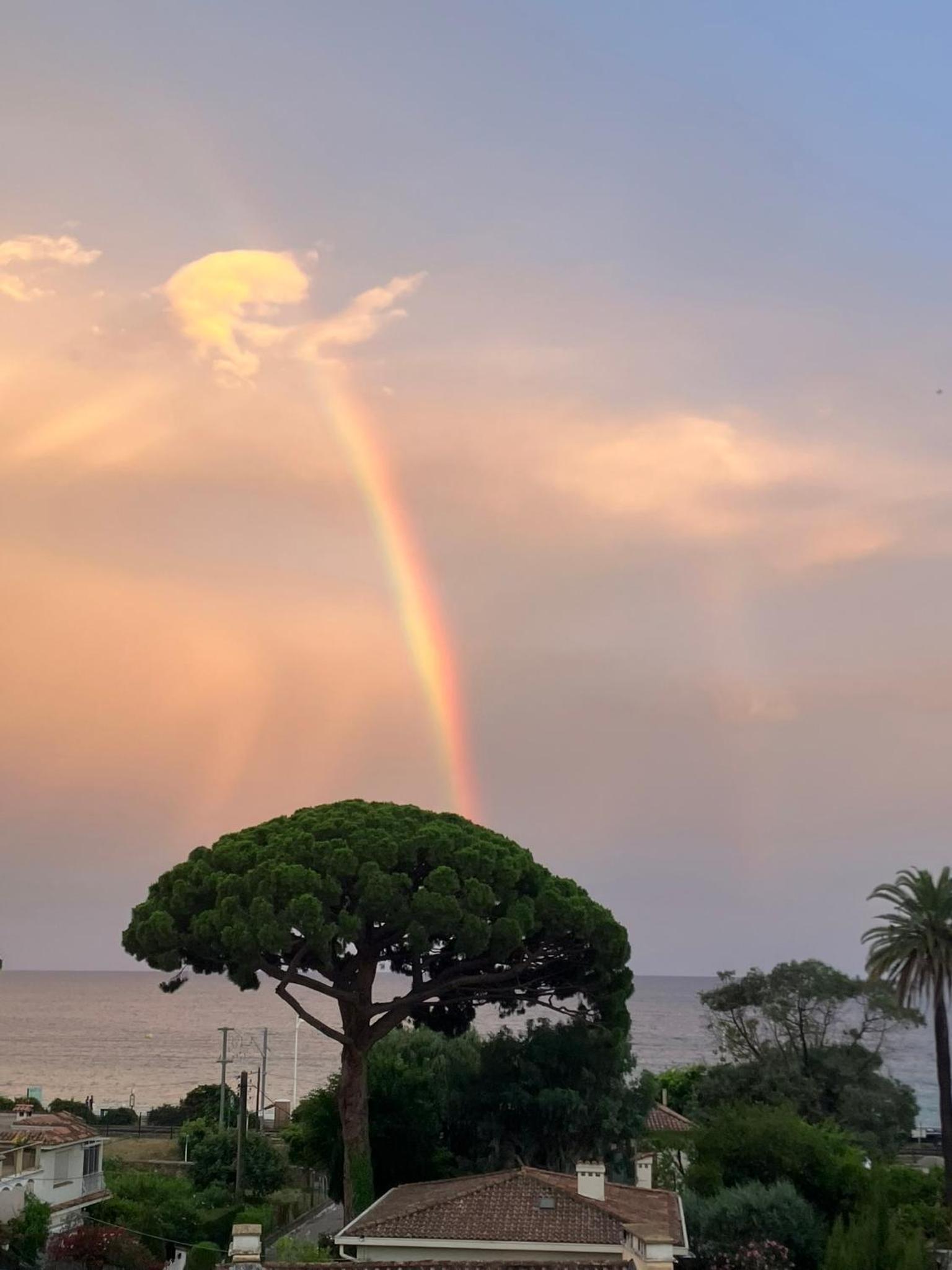 Cannes Sea View, by Beach, Private Room in Shared 3-Bedroom Apartment, Private Bathroom & Balcony,, Chambre avec salle de bain privative & balcon, chez l'h