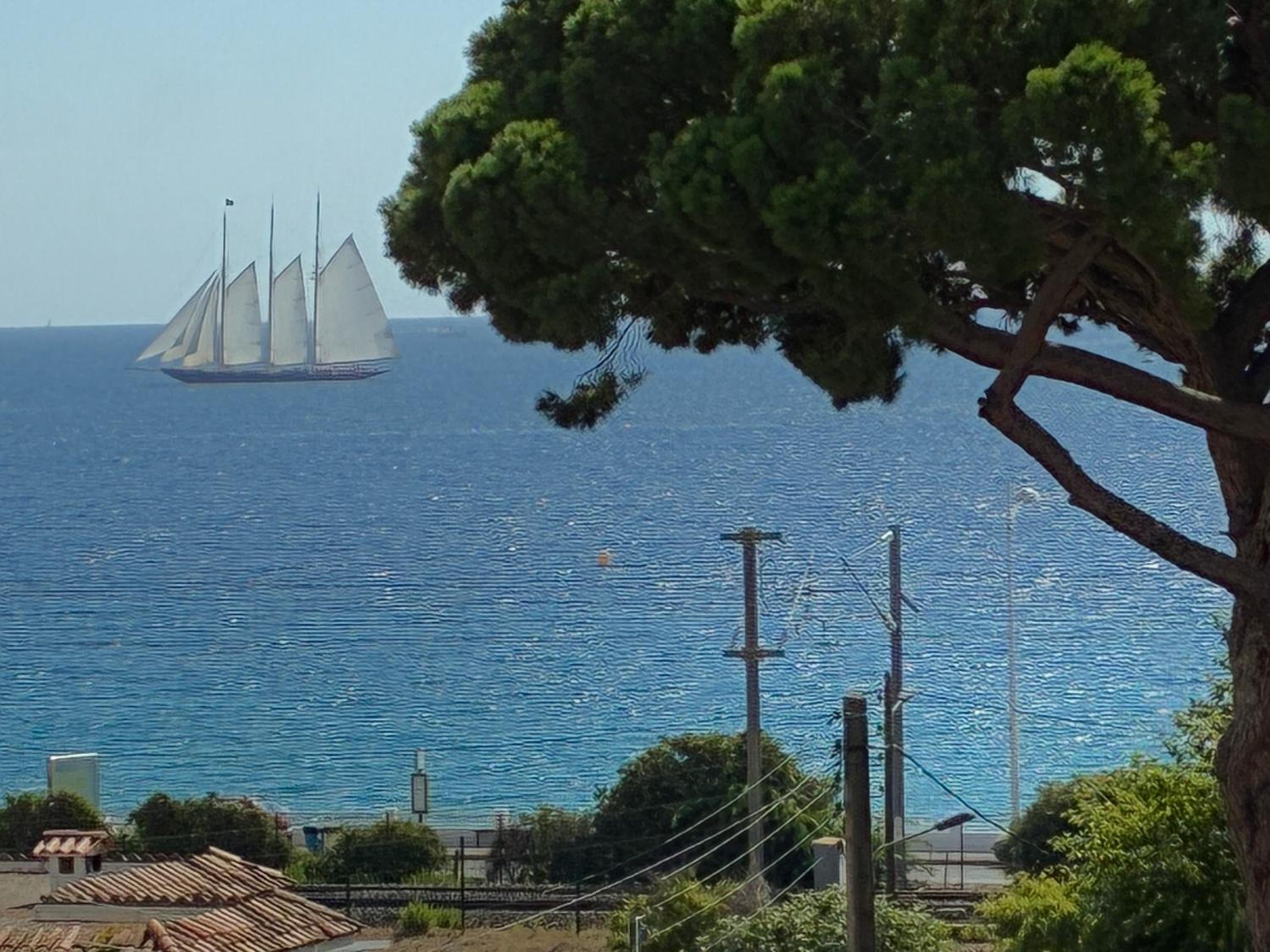Cannes Sea View, by Beach, Private Room in Shared 3-Bedroom Apartment, Private Bathroom & Balcony,, Chambre avec salle de bain privative & balcon, chez l'h
