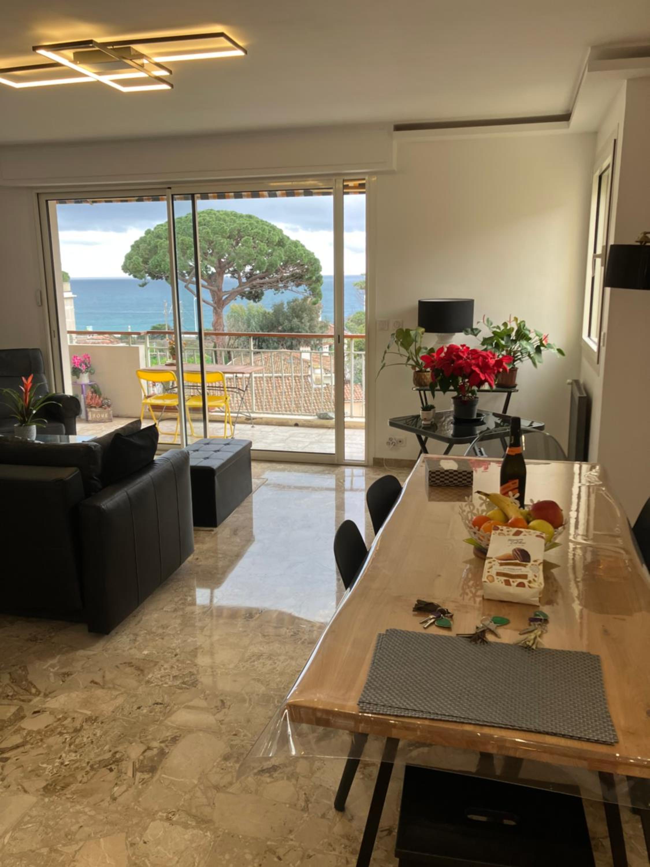 Cannes Sea View, by Beach, Private Room in Shared 3-Bedroom Apartment, Private Bathroom & Balcony,, Chambre avec salle de bain privative & balcon, chez l'h