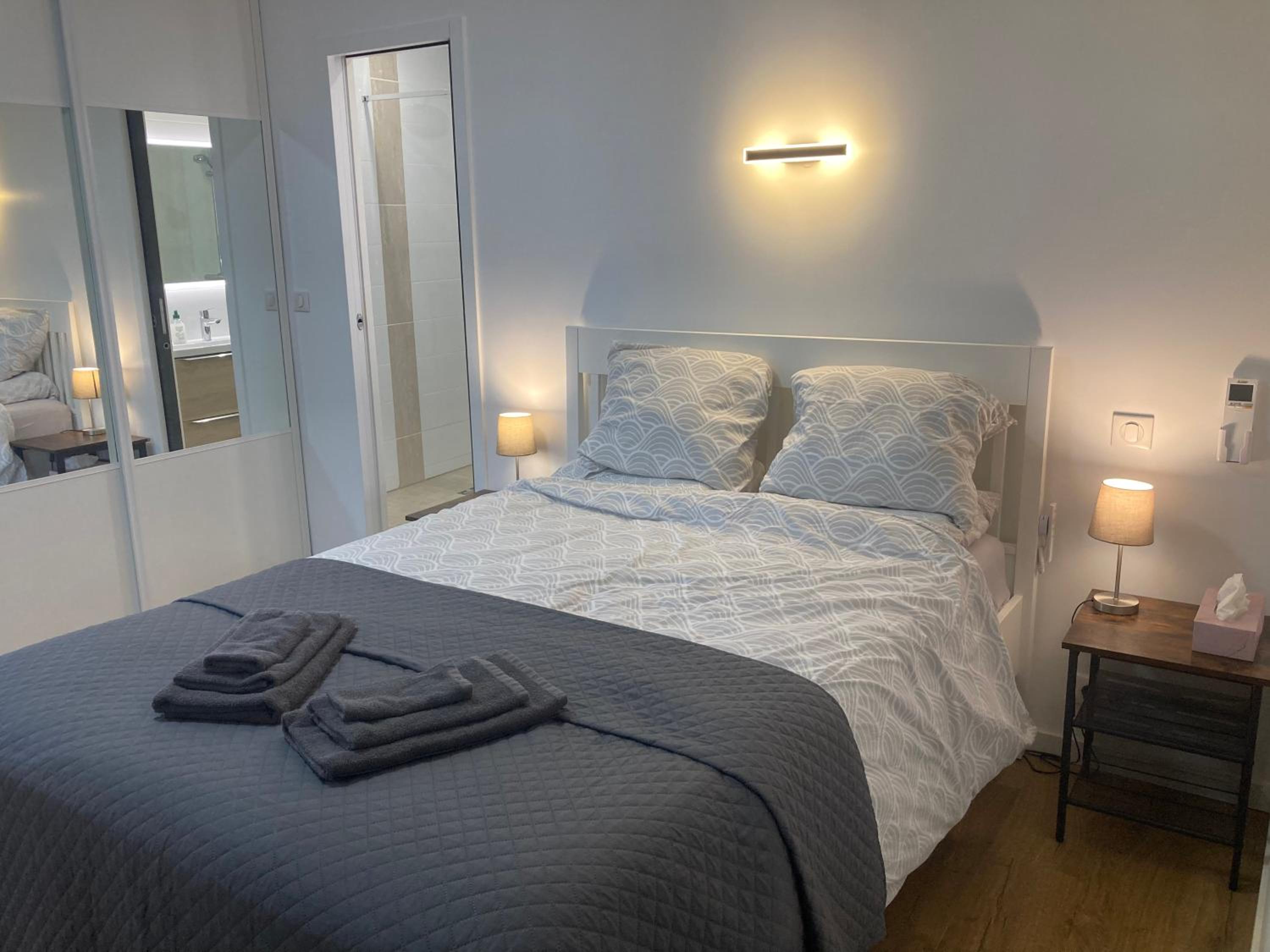 Cannes Sea View, by Beach, Private Room in Shared 3-Bedroom Apartment, Private Bathroom & Balcony,, Chambre avec salle de bain privative & balcon, chez l'h