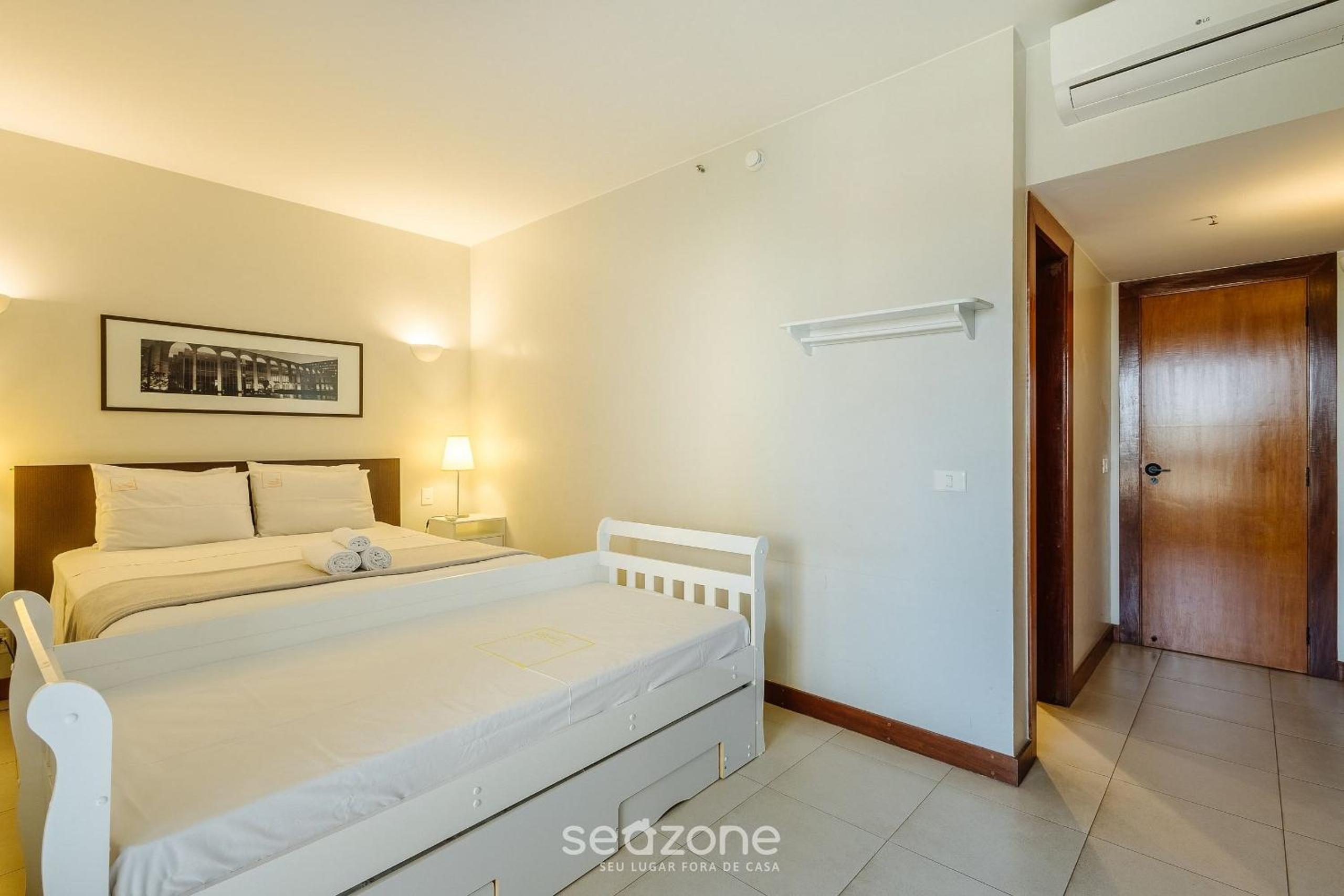Apart in a condo with a pool in Asa Sul BHE0405