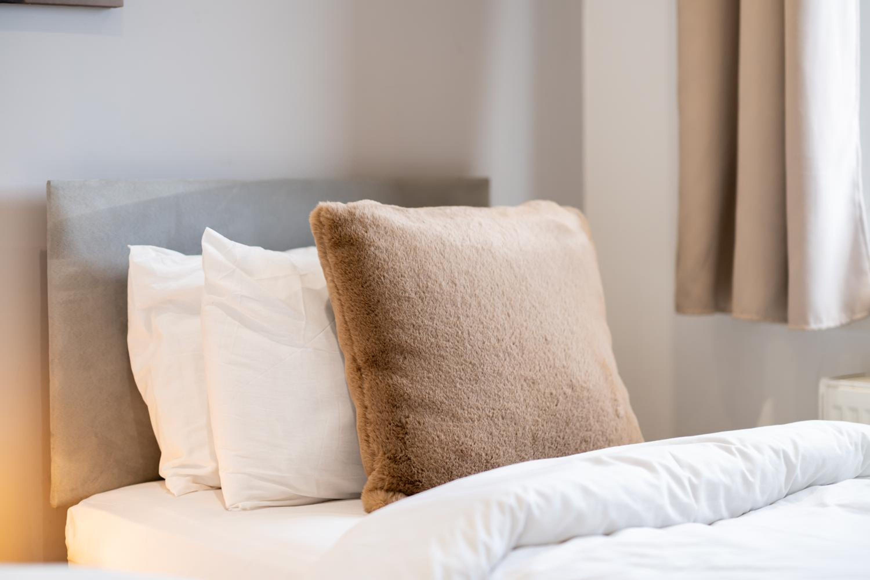3BR Sleeps 6, Free Parking, City & Beach
