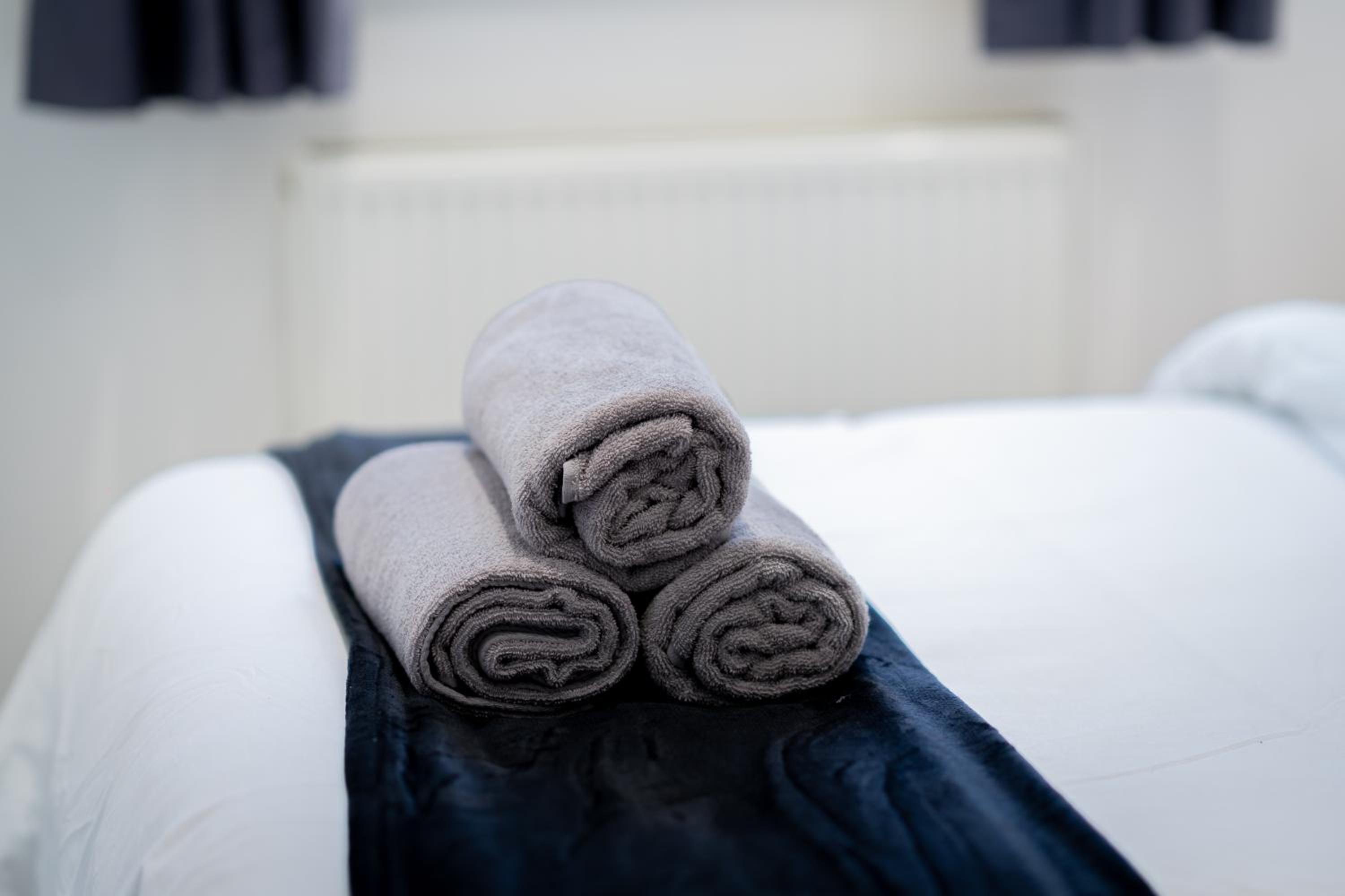 3BR Sleeps 6, Free Parking, City & Beach