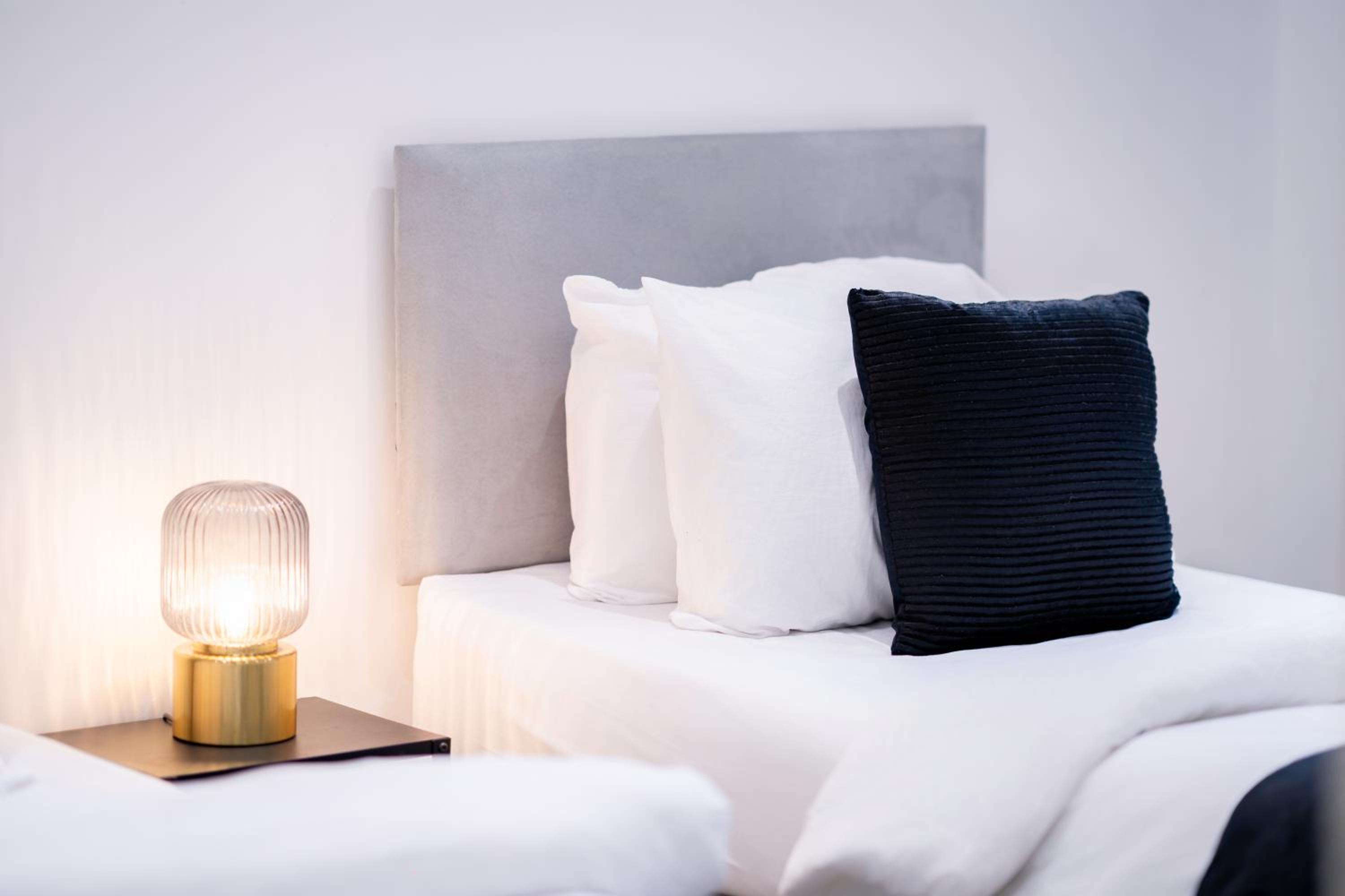3BR Sleeps 6, Free Parking, City & Beach