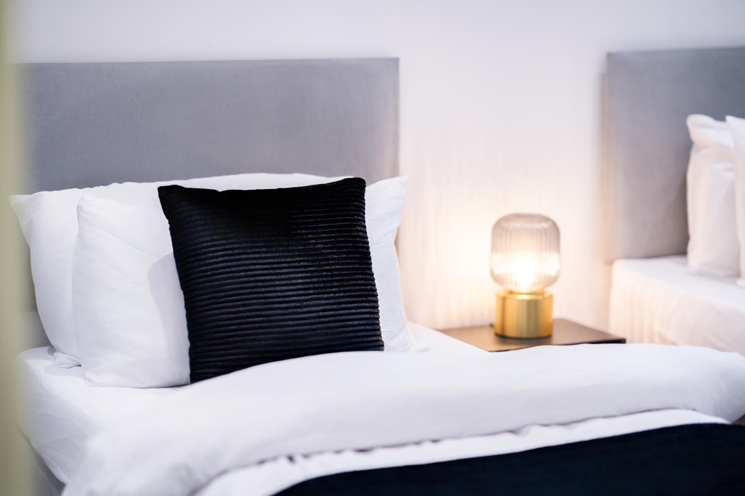 3BR Sleeps 6, Free Parking, City & Beach