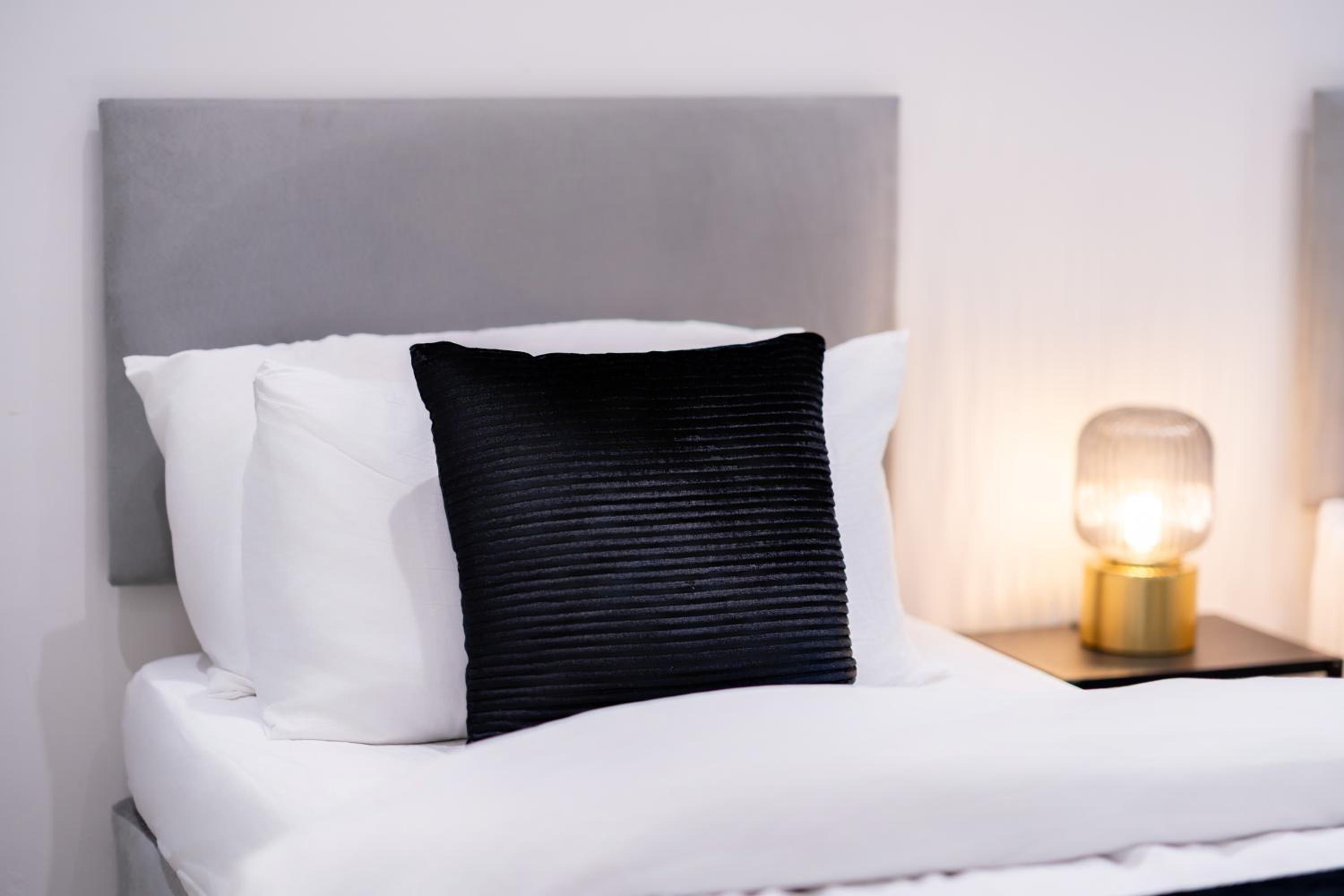 3BR Sleeps 6, Free Parking, City & Beach