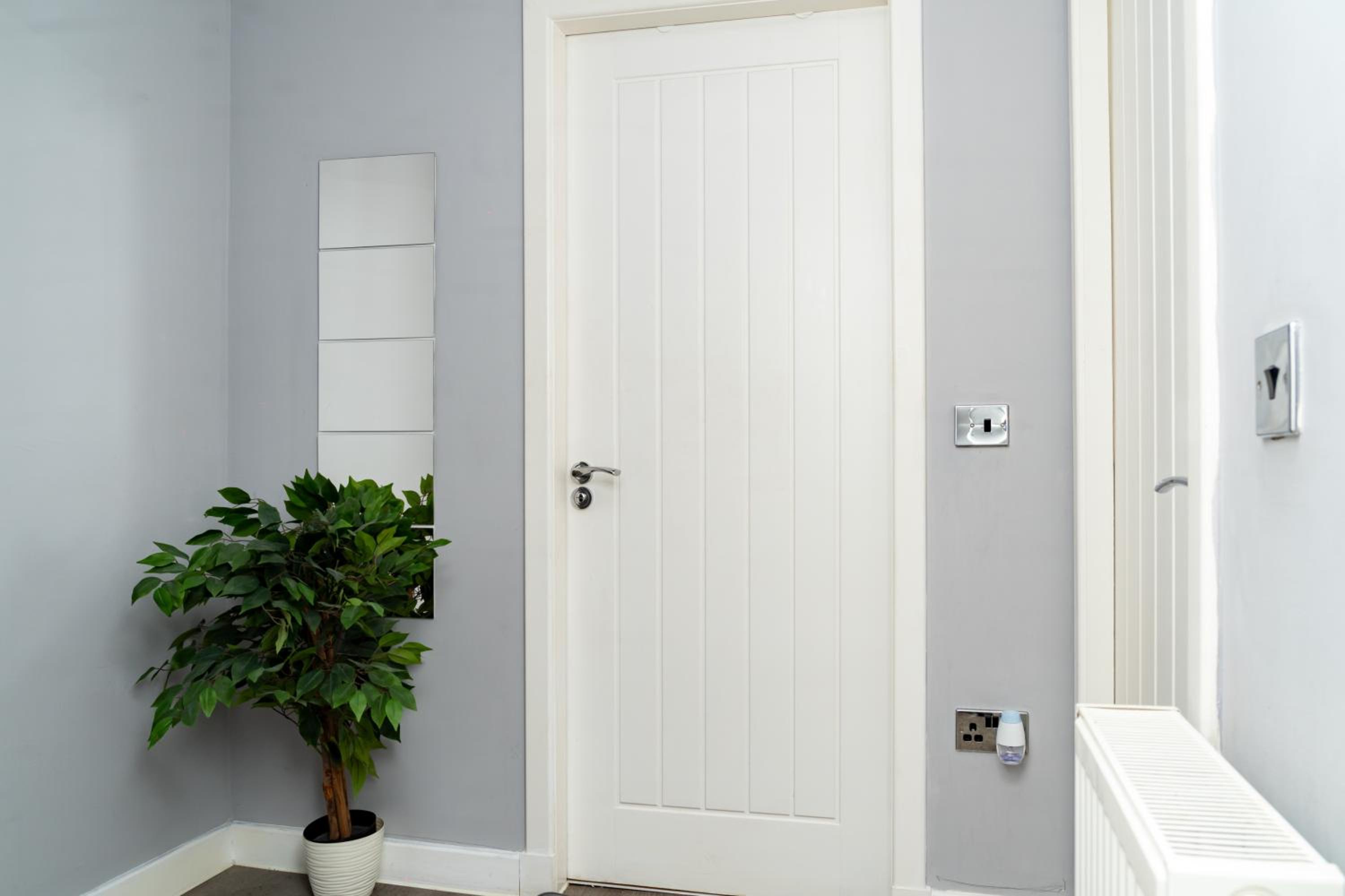 3BR Sleeps 6, Free Parking, City & Beach