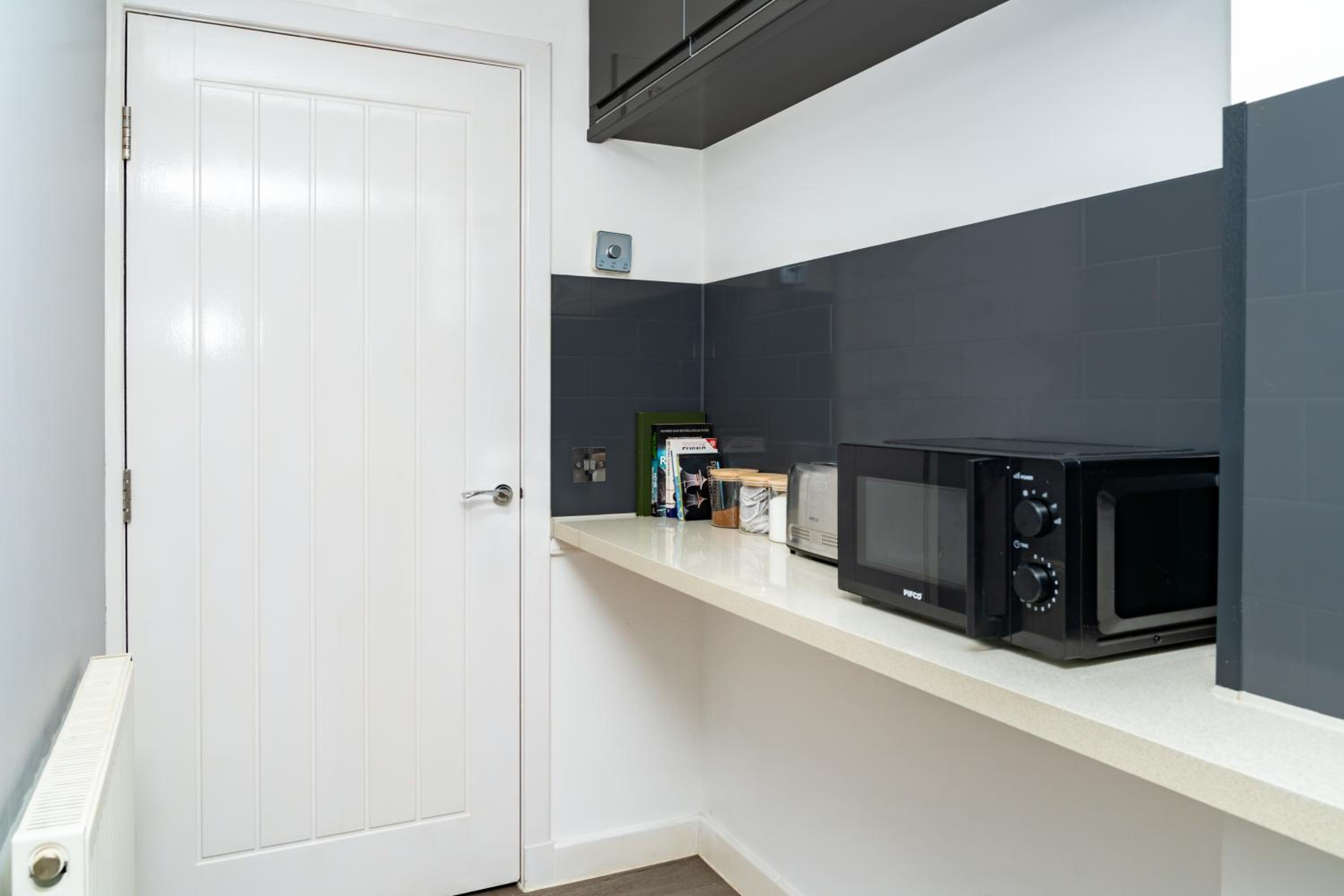 3BR Sleeps 6, Free Parking, City & Beach