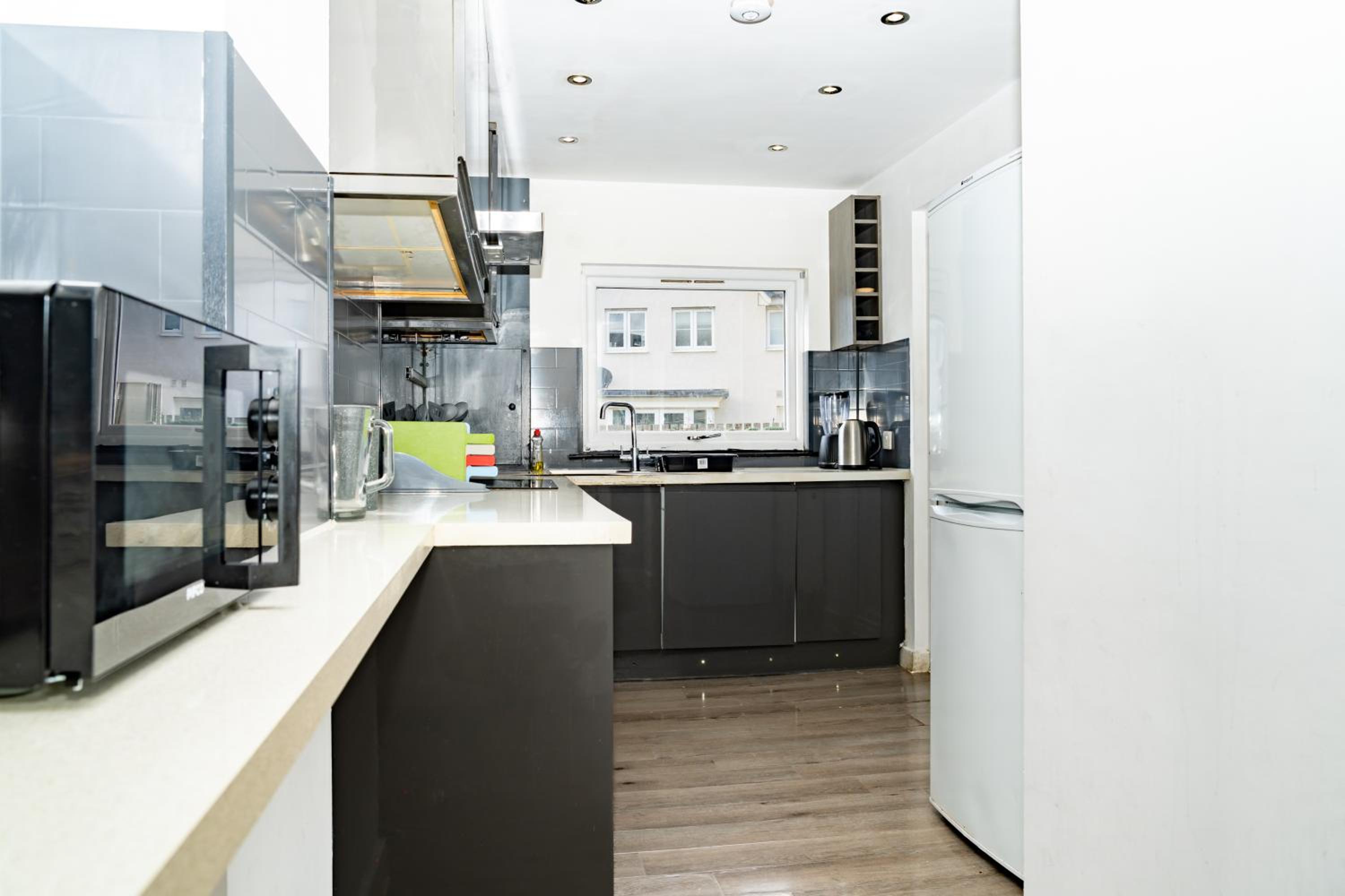 3BR Sleeps 6, Free Parking, City & Beach