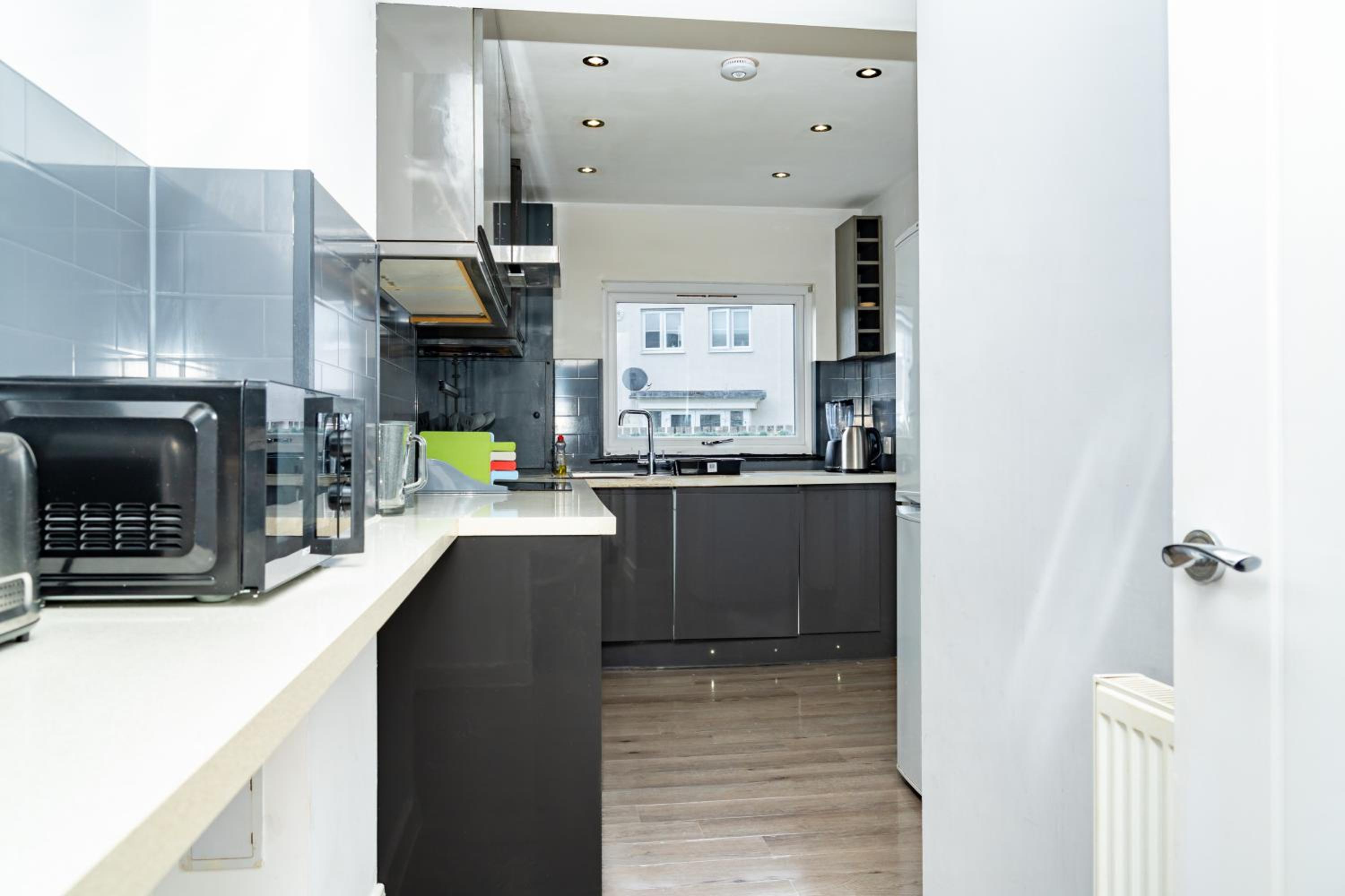 3BR Sleeps 6, Free Parking, City & Beach