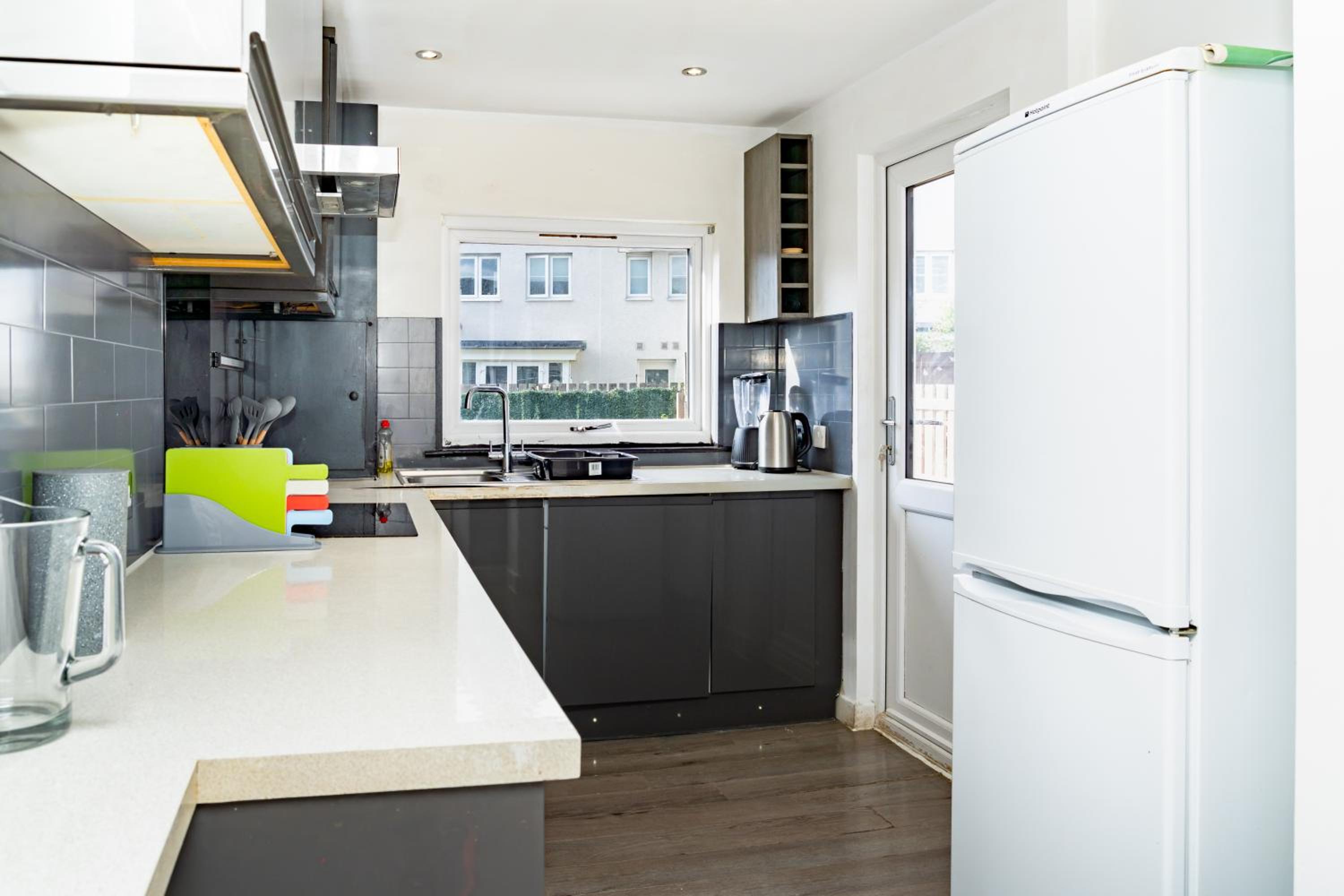 3BR Sleeps 6, Free Parking, City & Beach