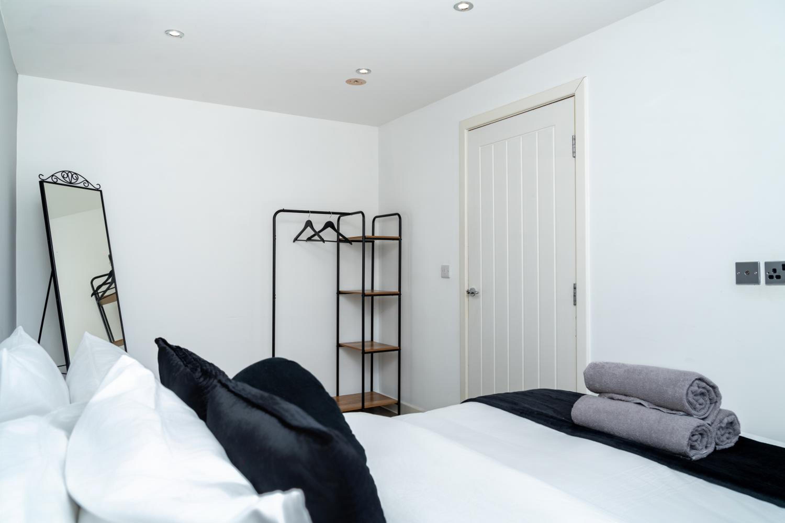 3BR Sleeps 6, Free Parking, City & Beach