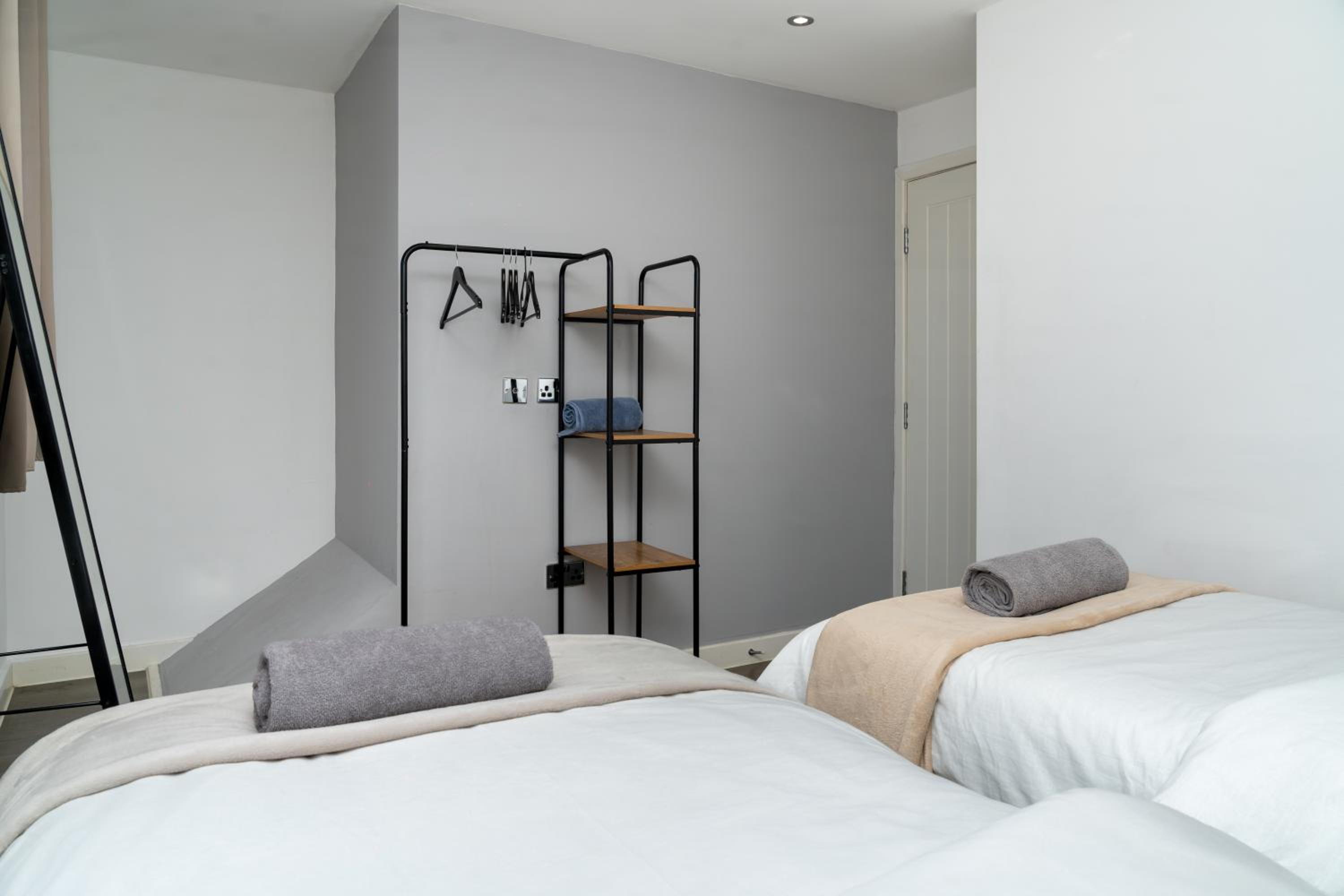 3BR Sleeps 6, Free Parking, City & Beach