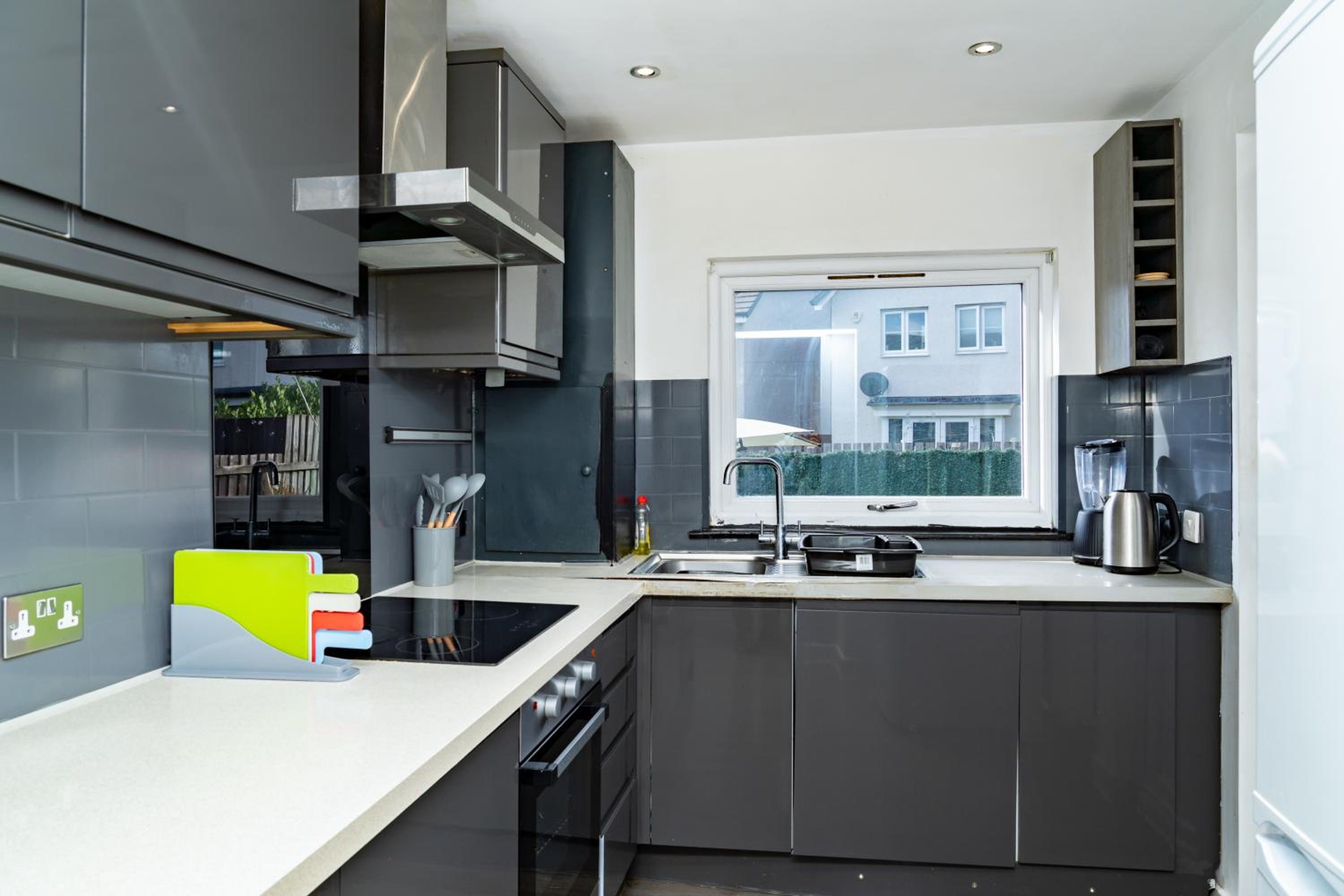 3BR Sleeps 6, Free Parking, City & Beach