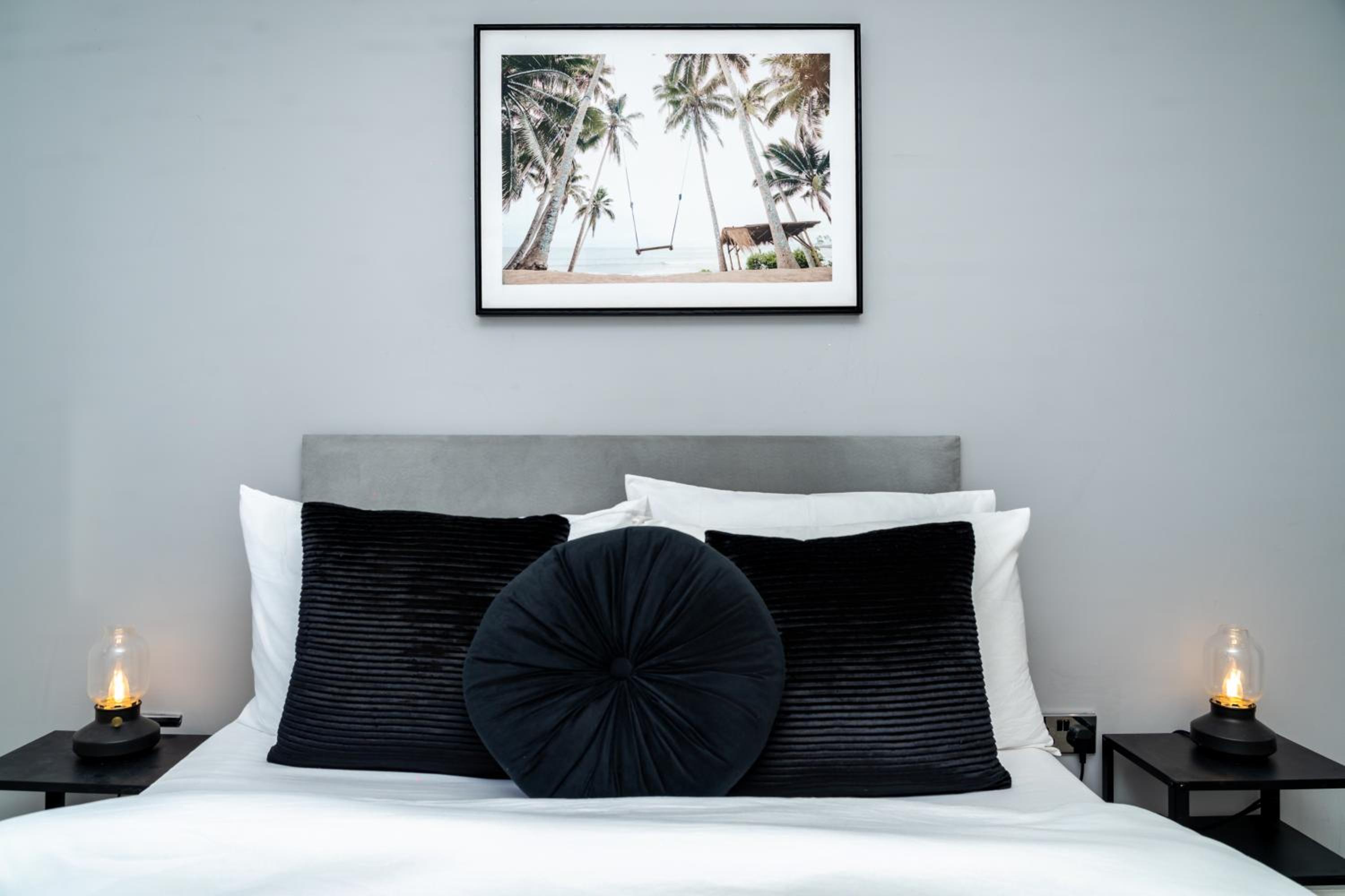 3BR Sleeps 6, Free Parking, City & Beach