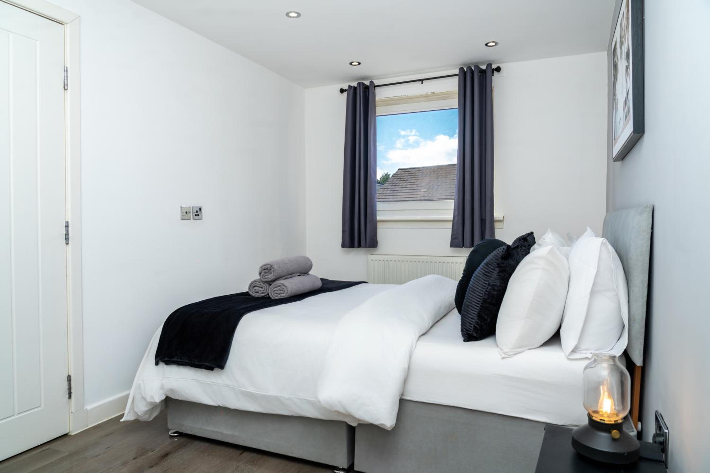 3BR Sleeps 6, Free Parking, City & Beach