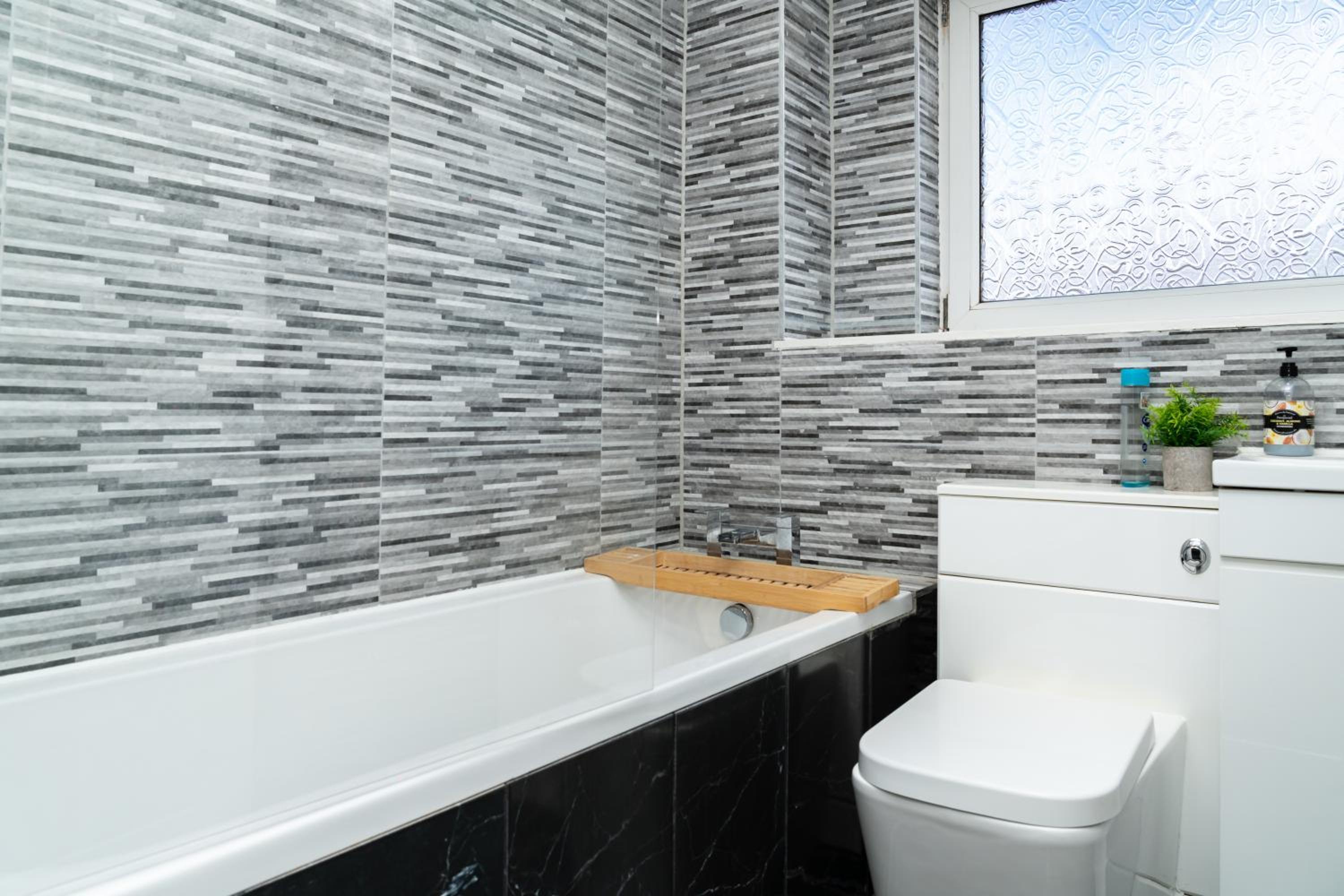 3BR Sleeps 6, Free Parking, City & Beach