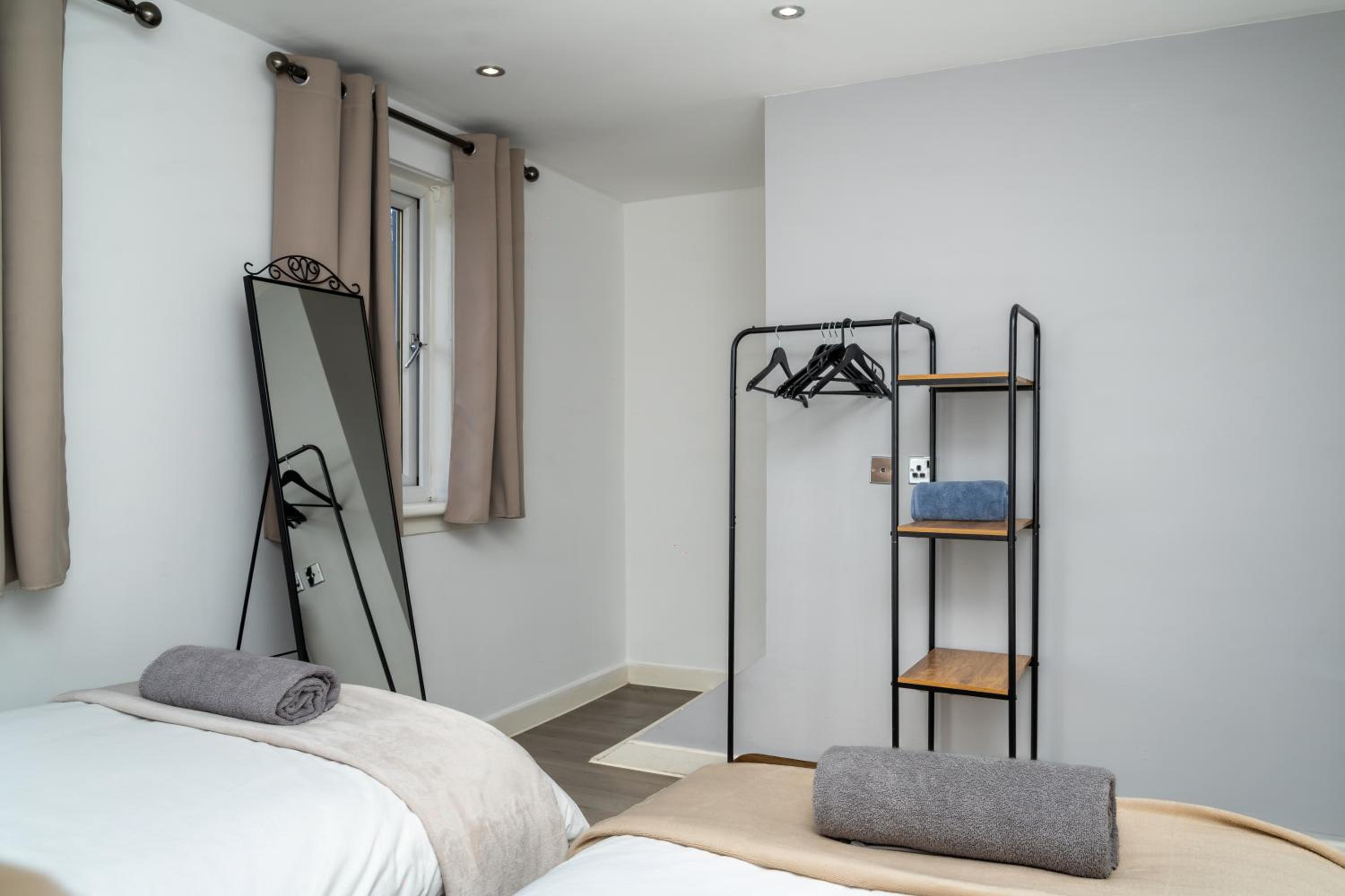 3BR Sleeps 6, Free Parking, City & Beach
