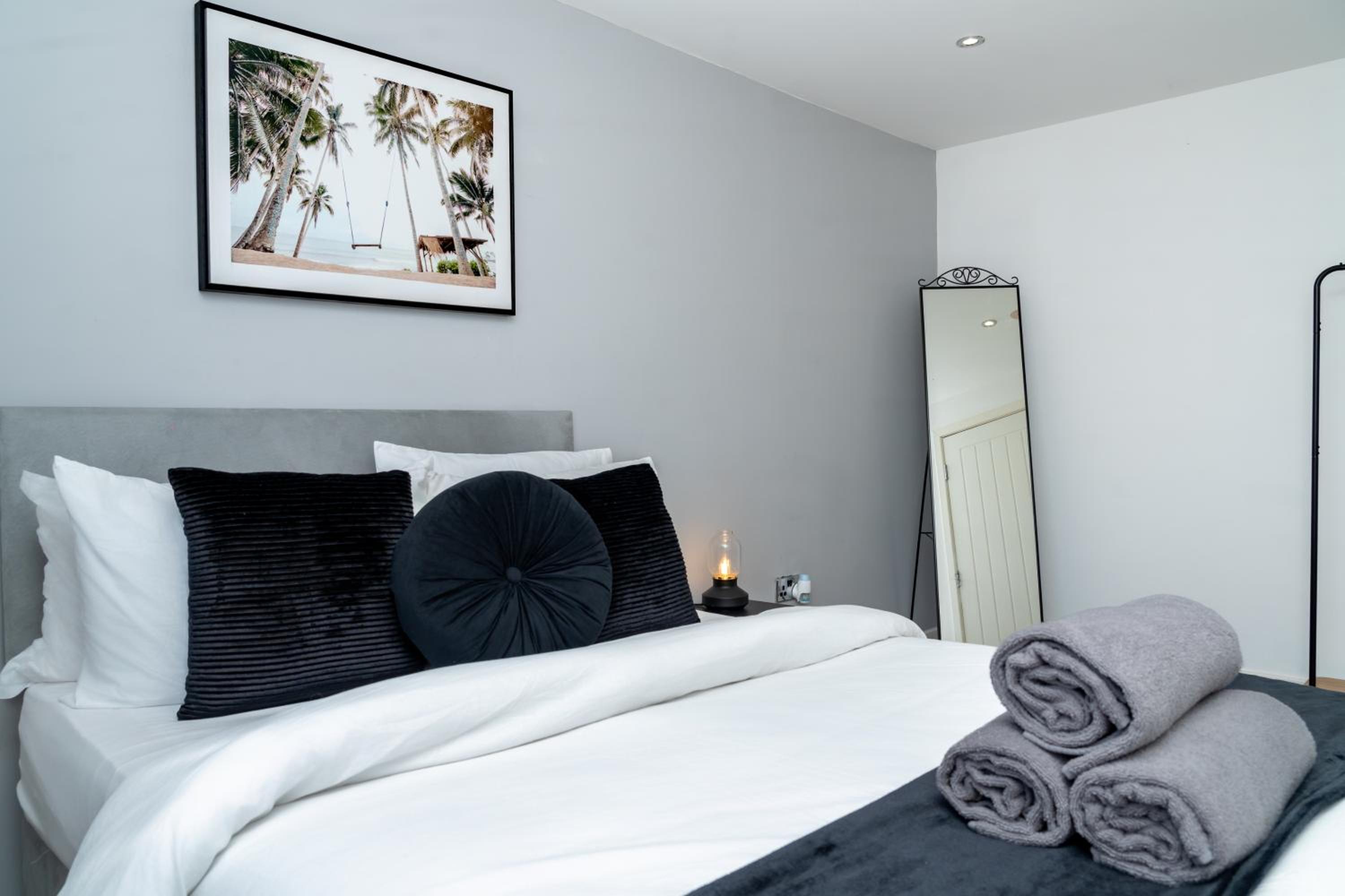 3BR Sleeps 6, Free Parking, City & Beach