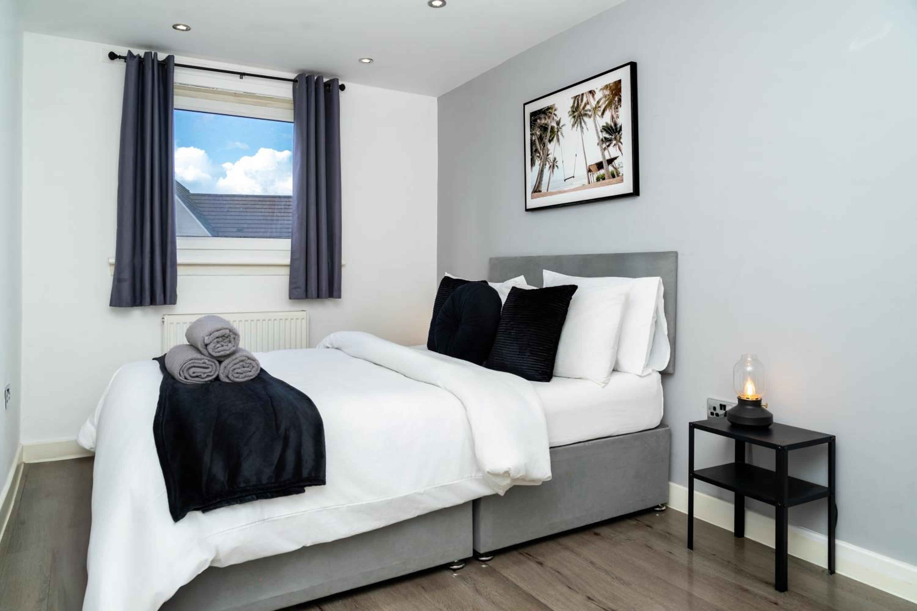 3BR Sleeps 6, Free Parking, City & Beach