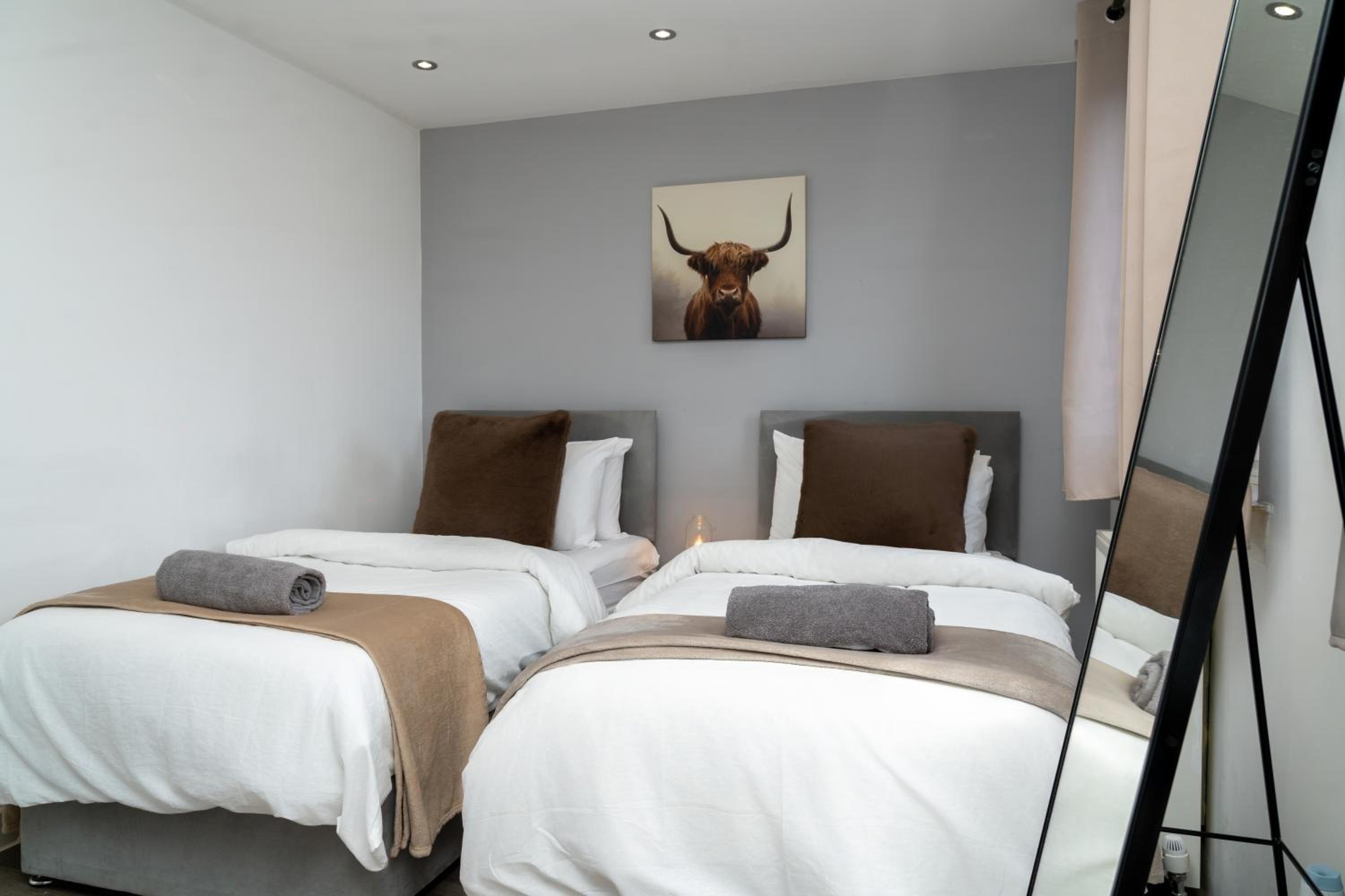 3BR Sleeps 6, Free Parking, City & Beach