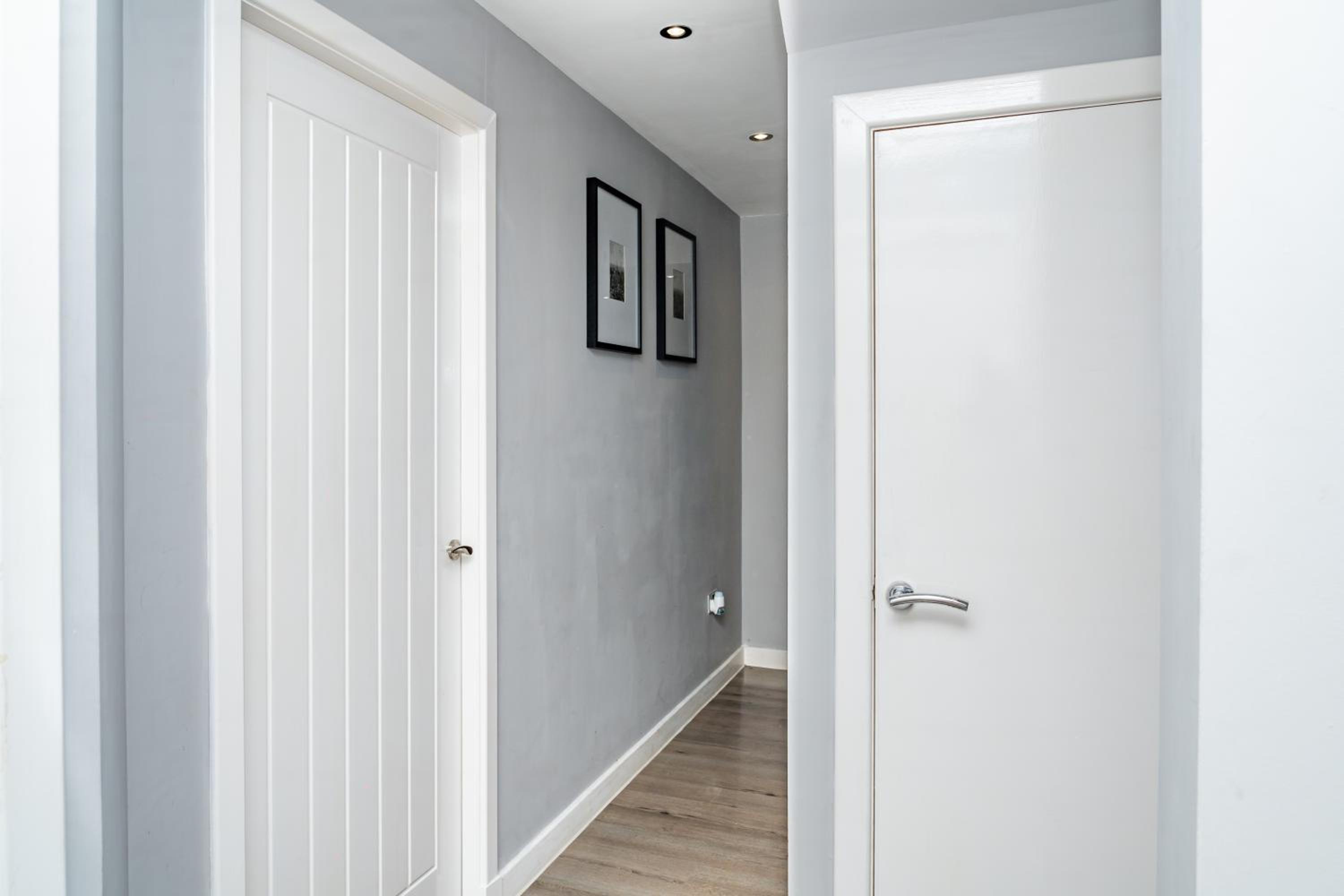 3BR Sleeps 6, Free Parking, City & Beach