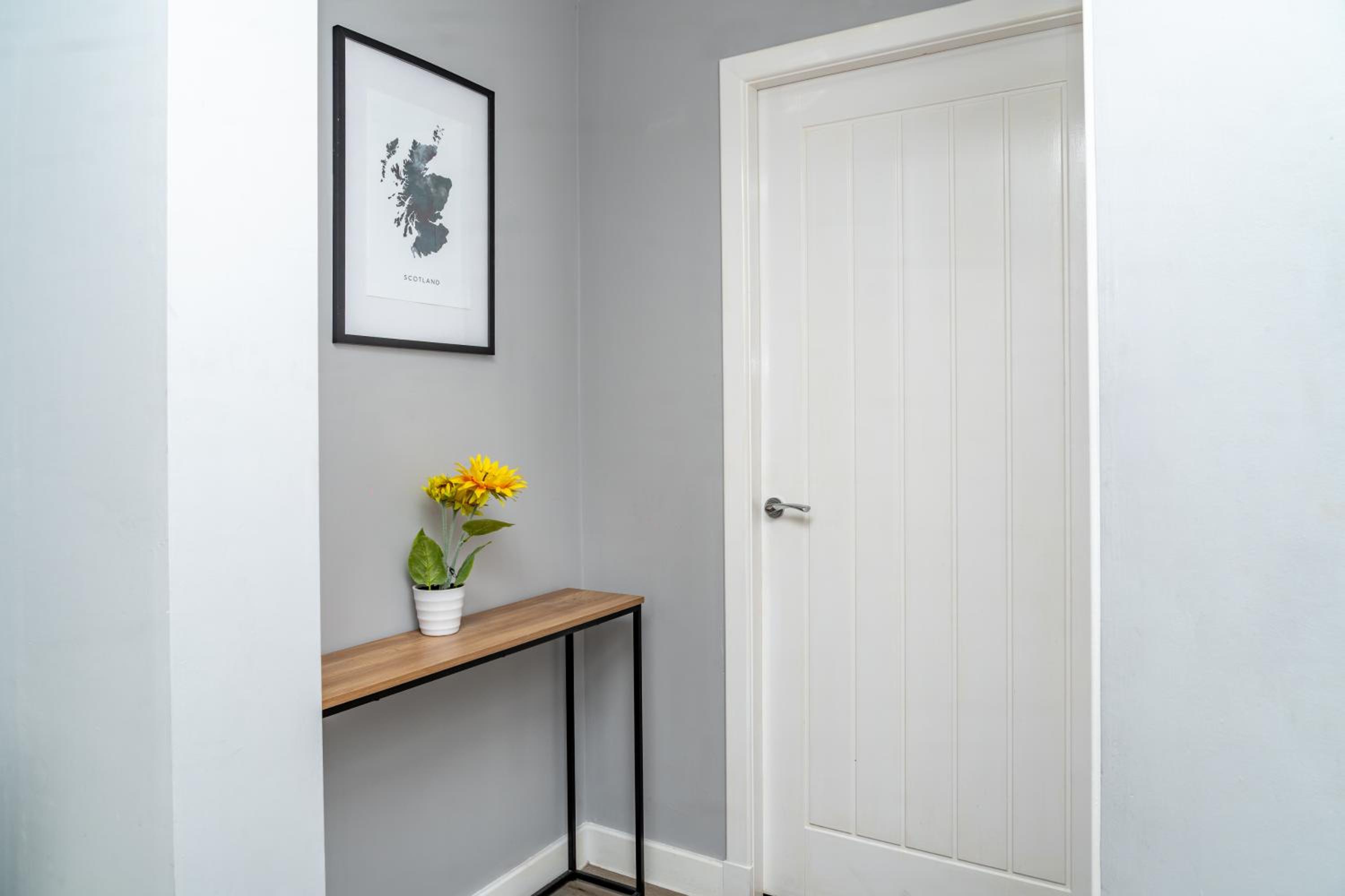 3BR Sleeps 6, Free Parking, City & Beach