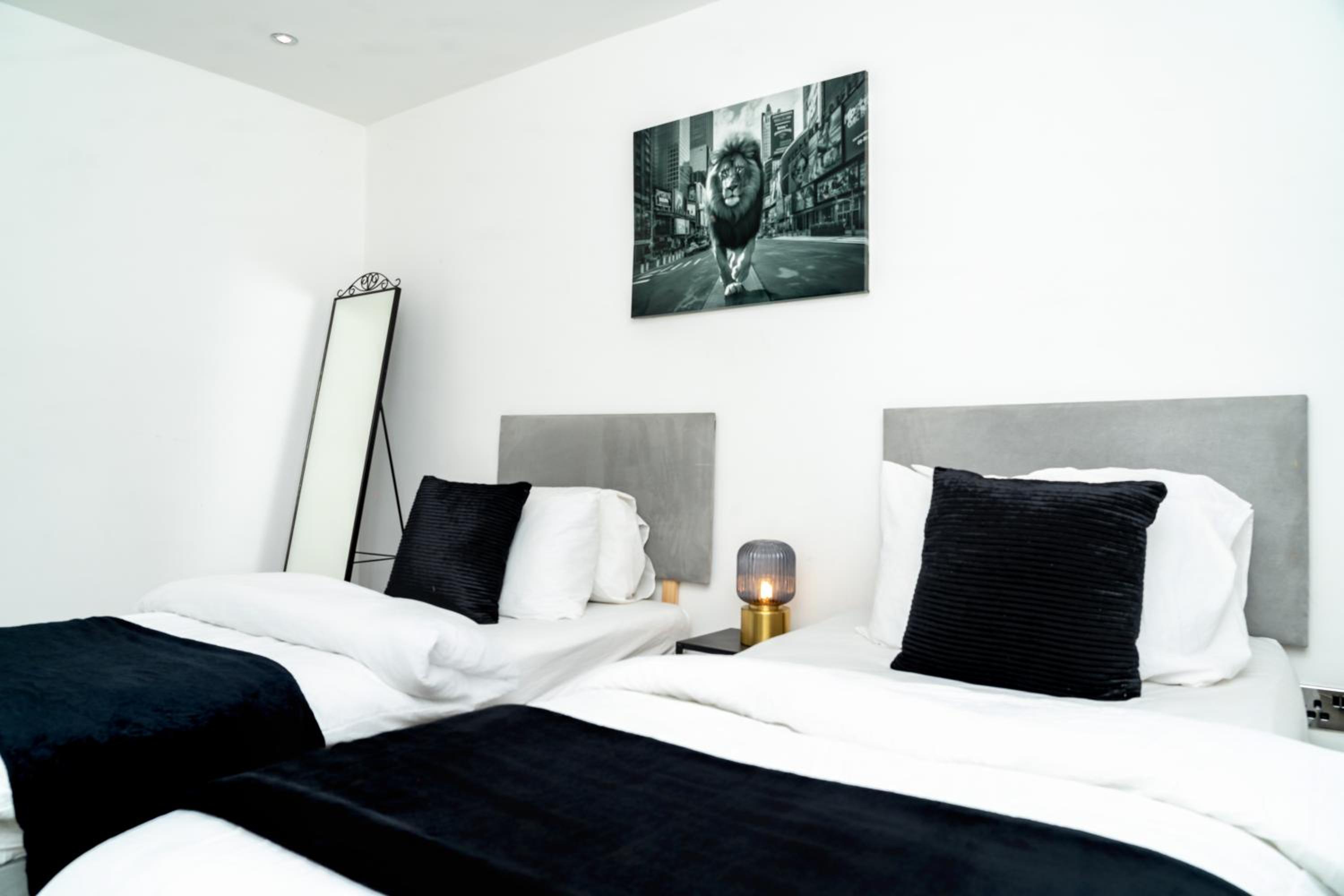 3BR Sleeps 6, Free Parking, City & Beach