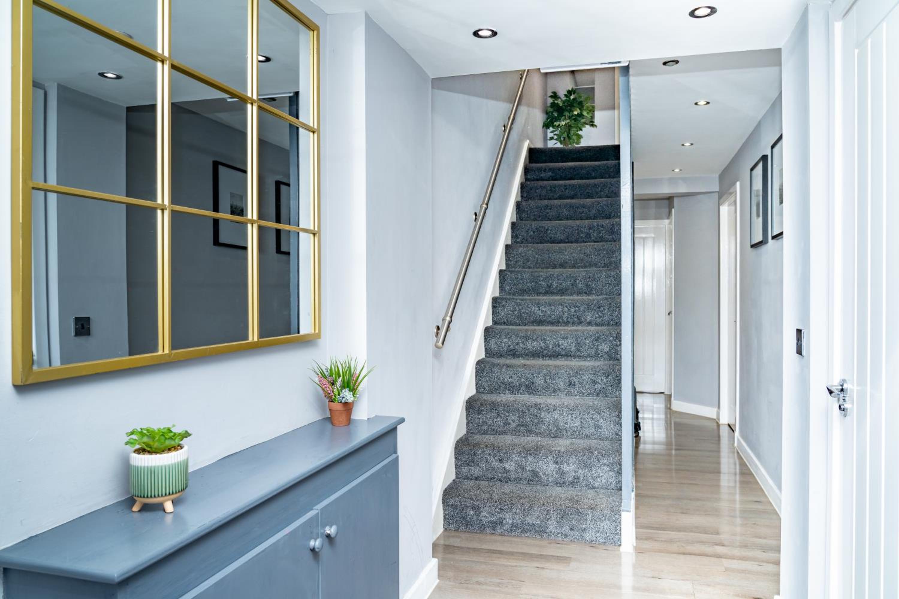 3BR Sleeps 6, Free Parking, City & Beach