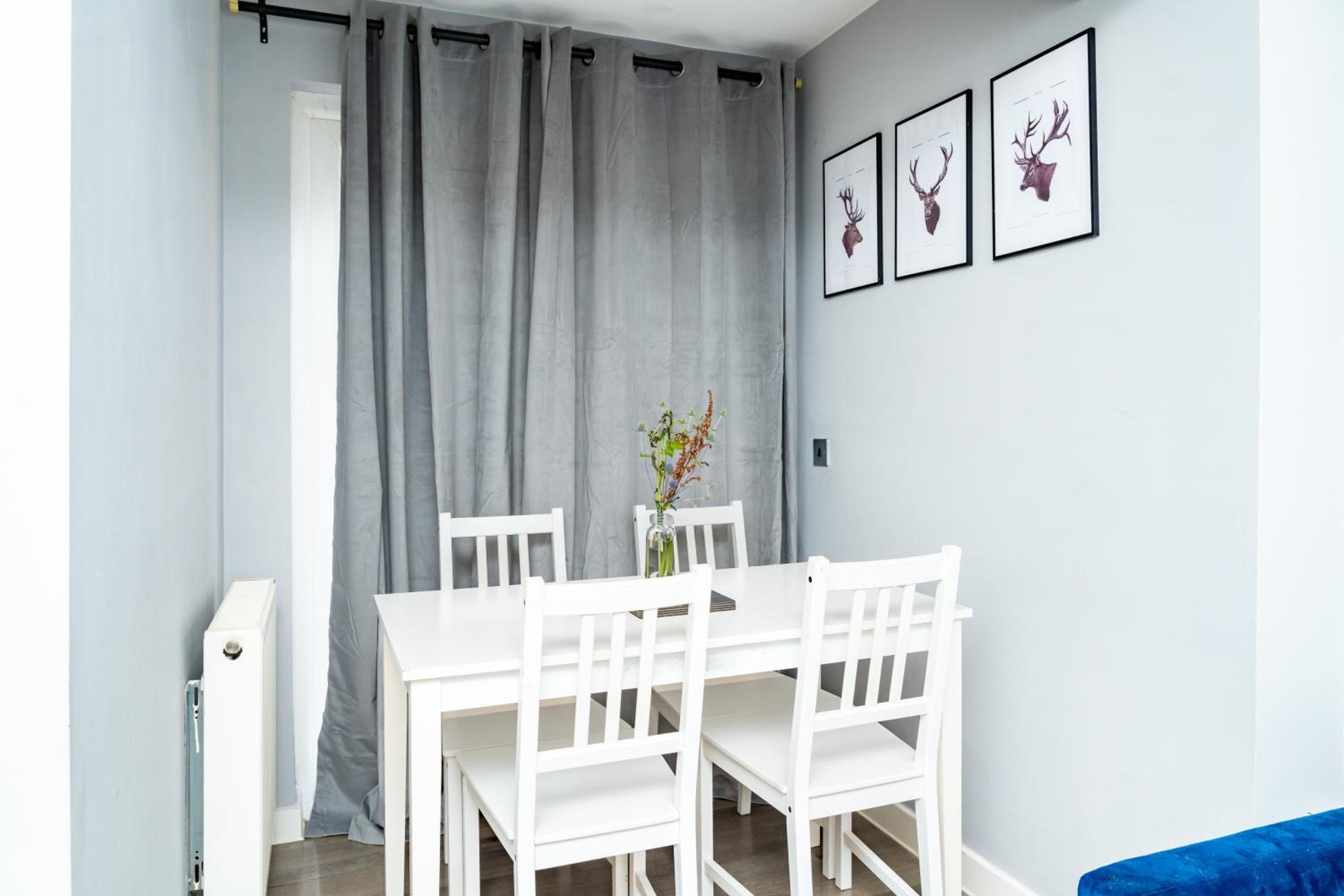 3BR Sleeps 6, Free Parking, City & Beach
