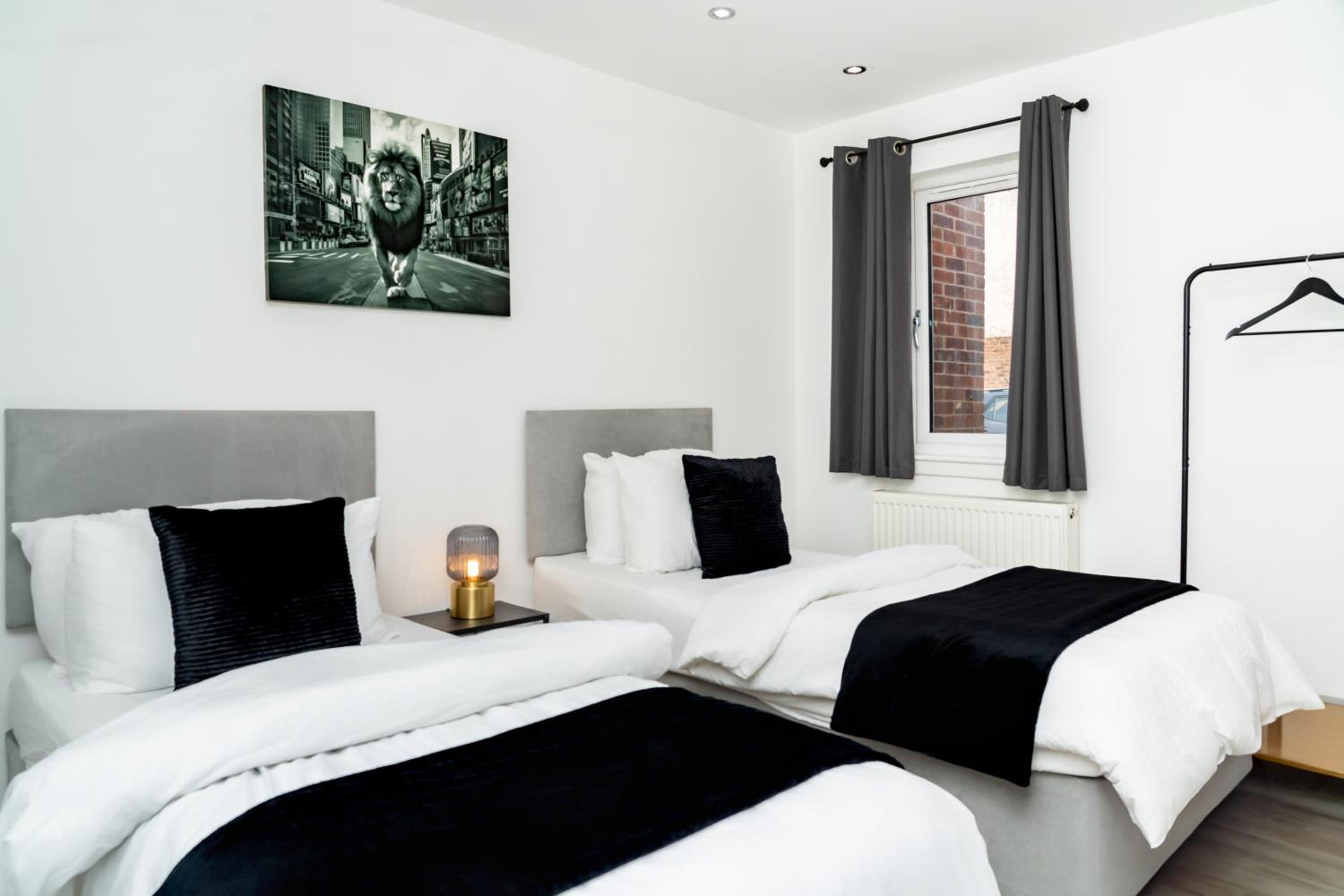 3BR Sleeps 6, Free Parking, City & Beach
