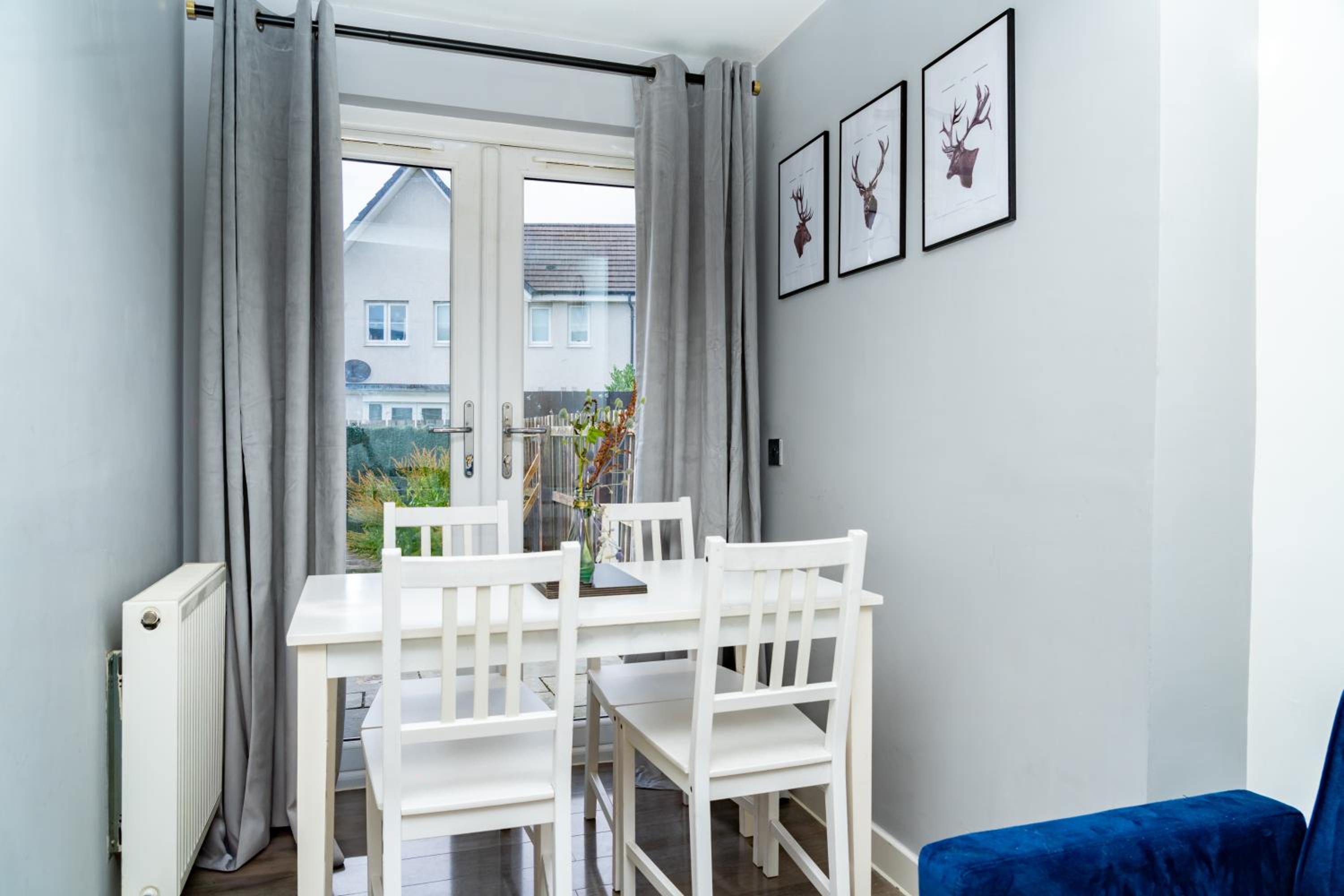 3BR Sleeps 6, Free Parking, City & Beach