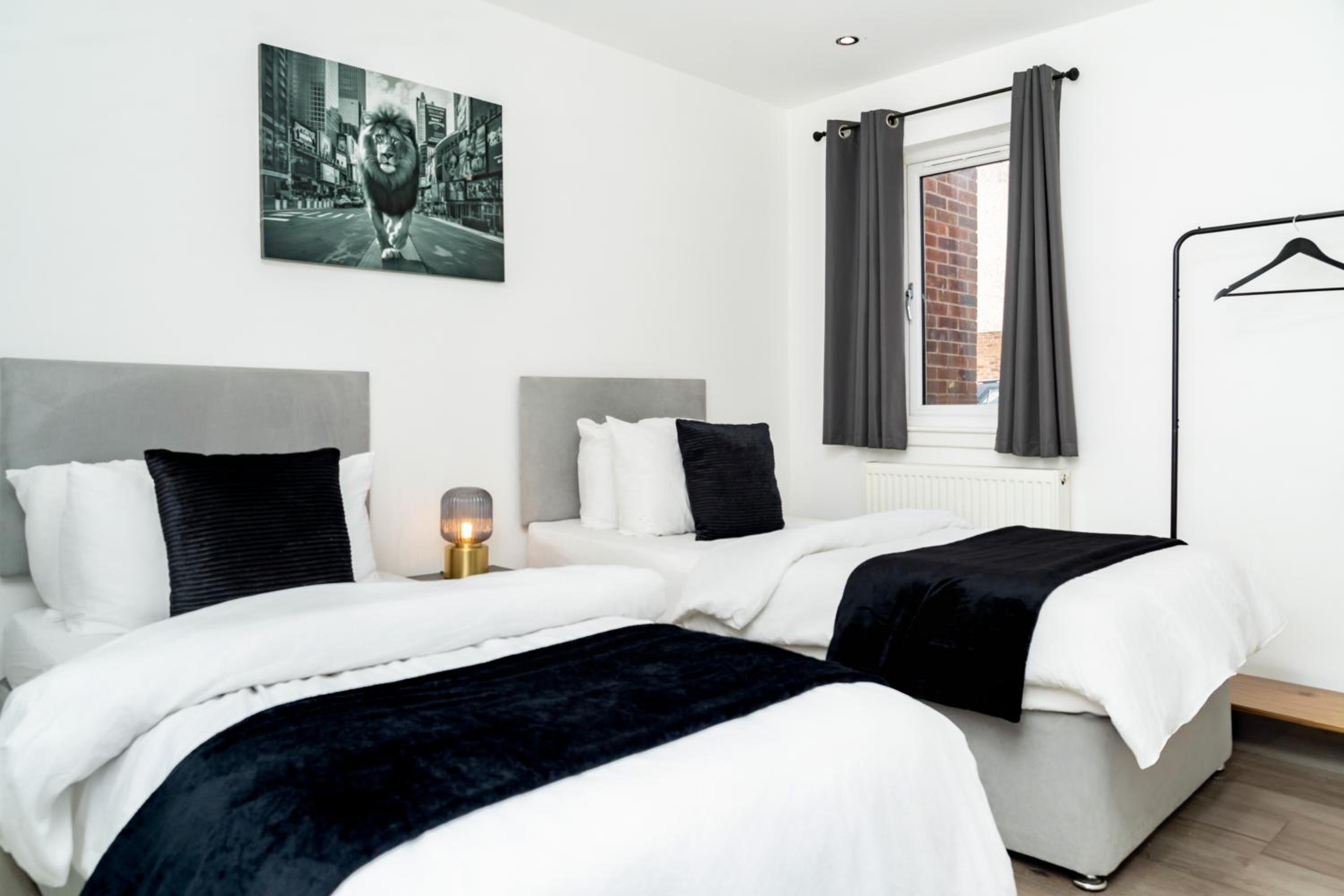 3BR Sleeps 6, Free Parking, City & Beach