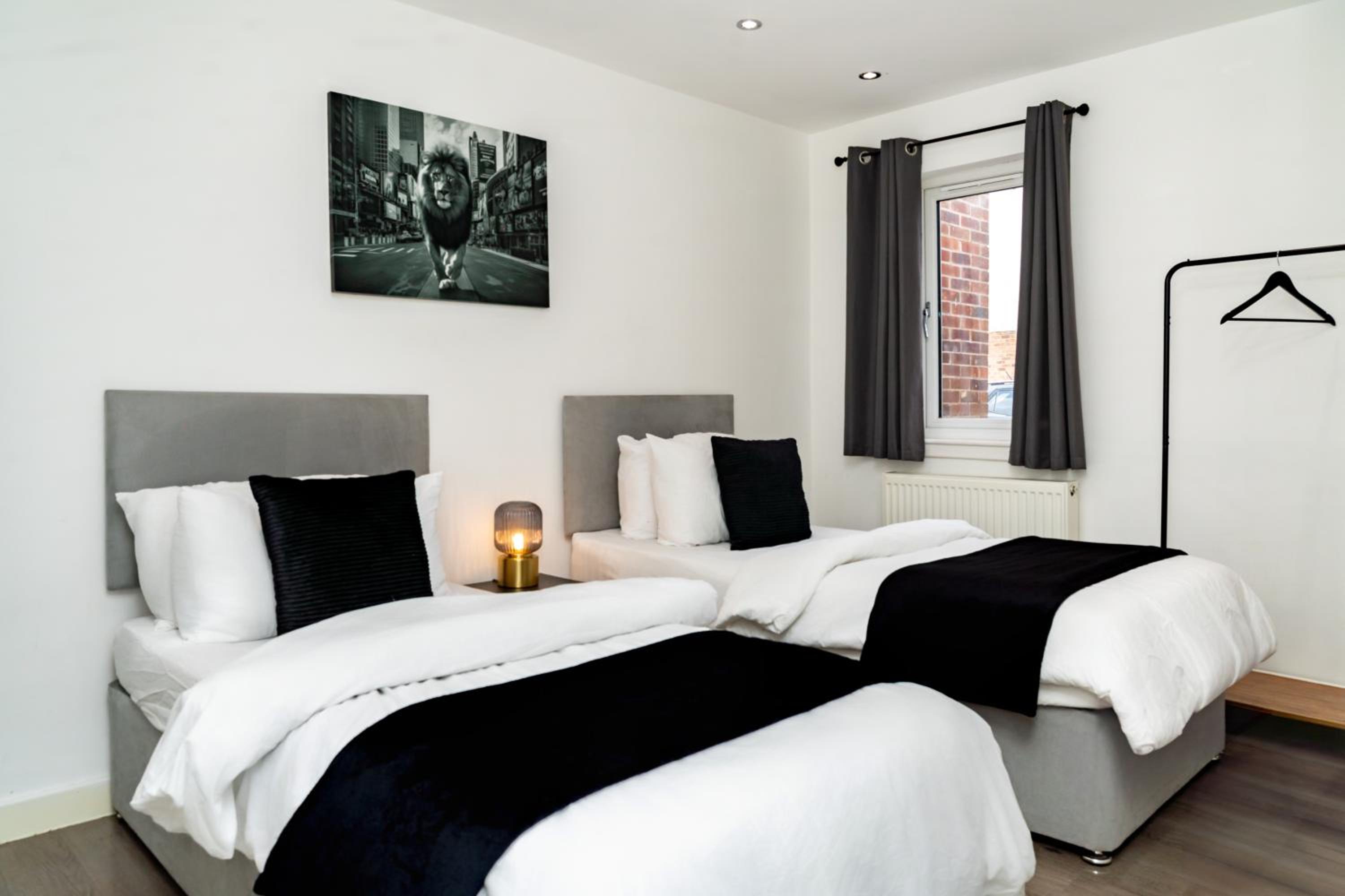 3BR Sleeps 6, Free Parking, City & Beach