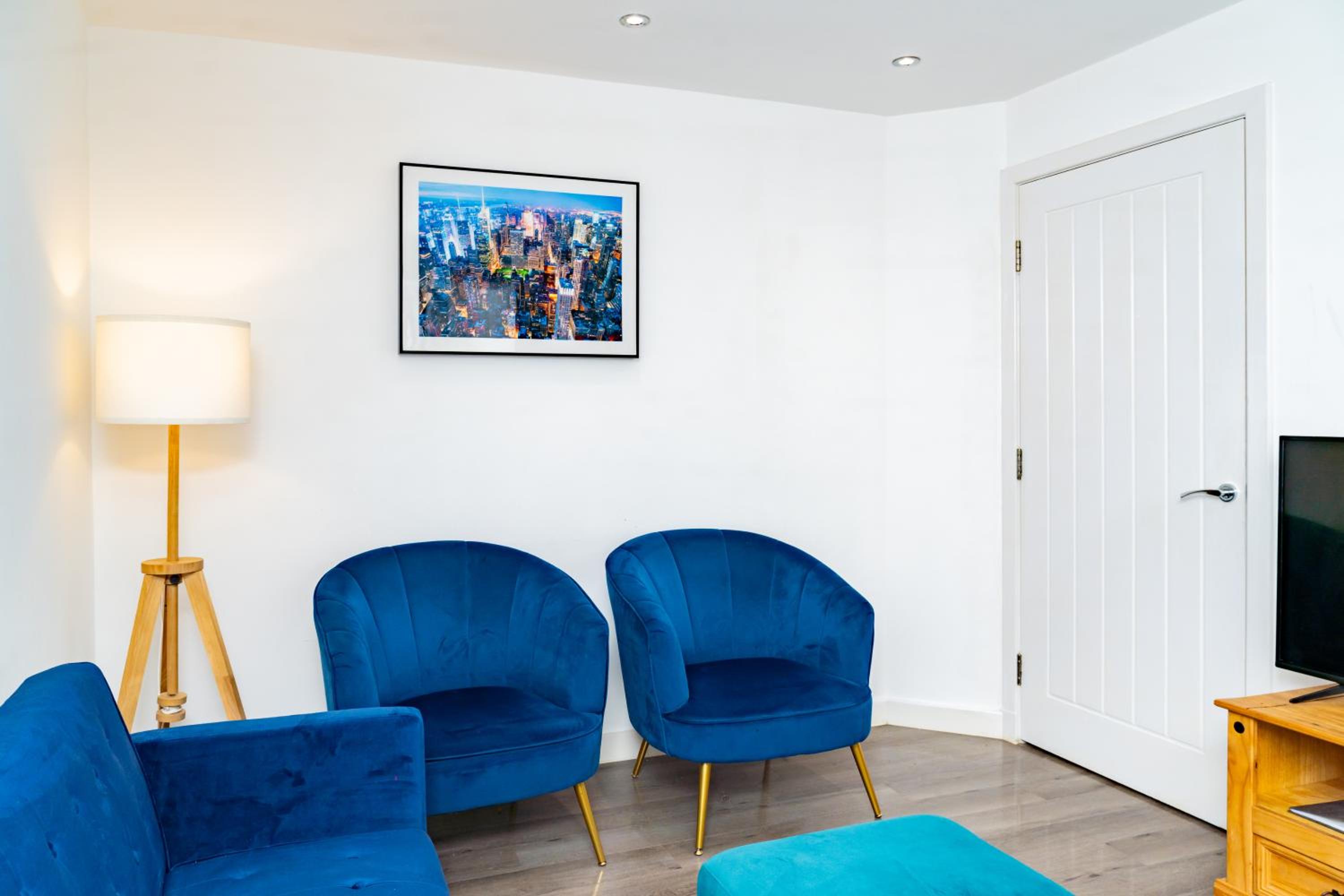 3BR Sleeps 6, Free Parking, City & Beach