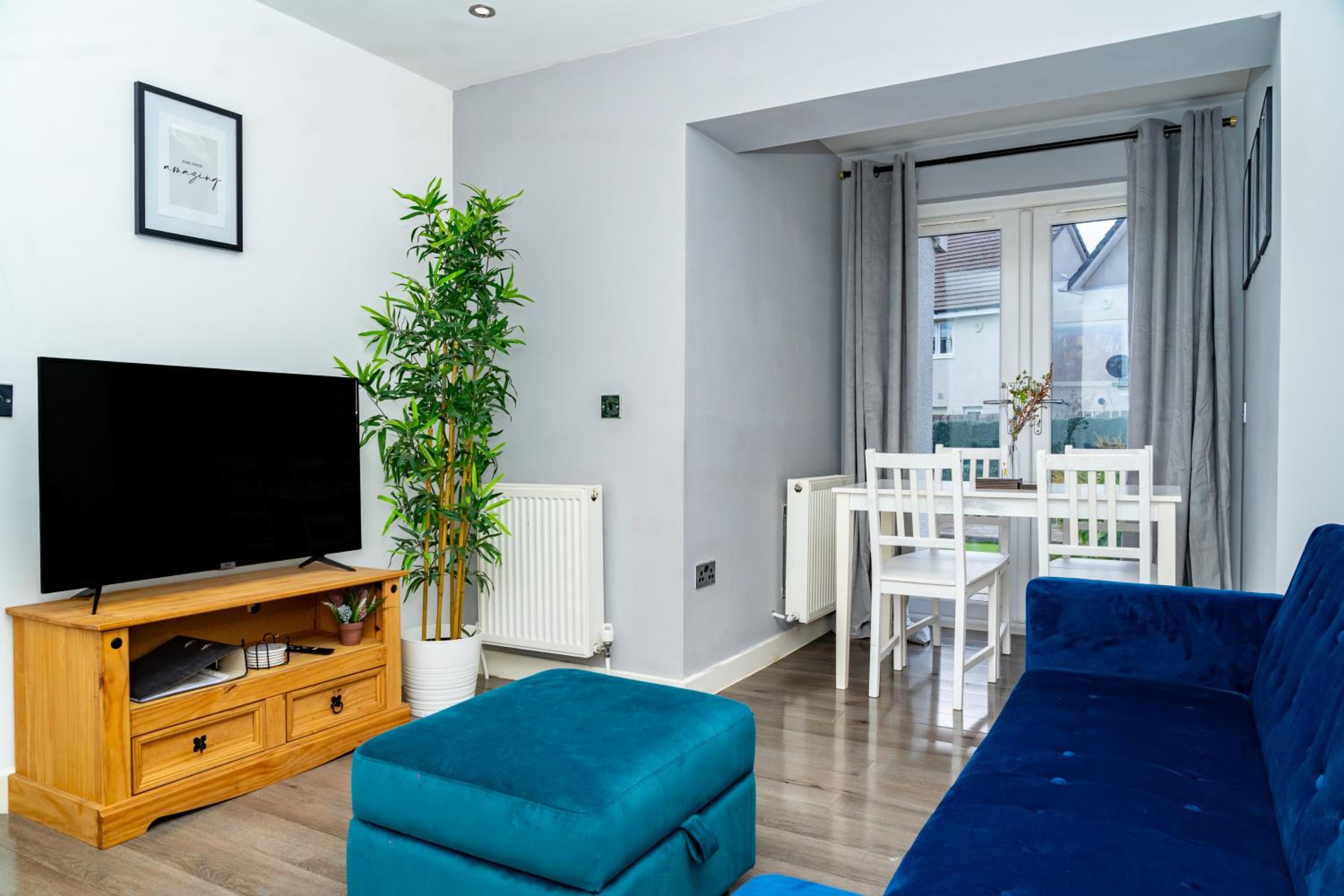 3BR Sleeps 6, Free Parking, City & Beach