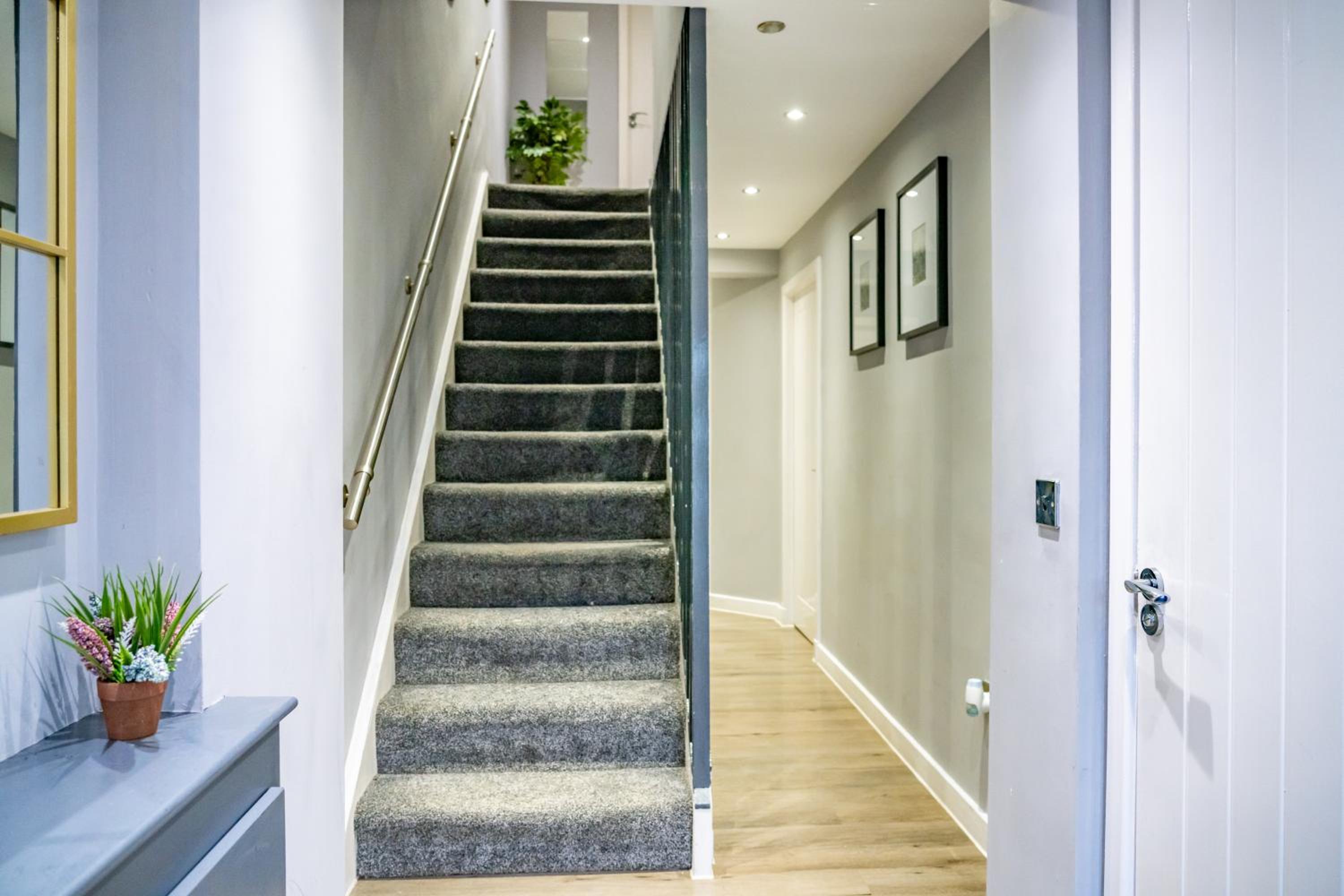 3BR Sleeps 6, Free Parking, City & Beach