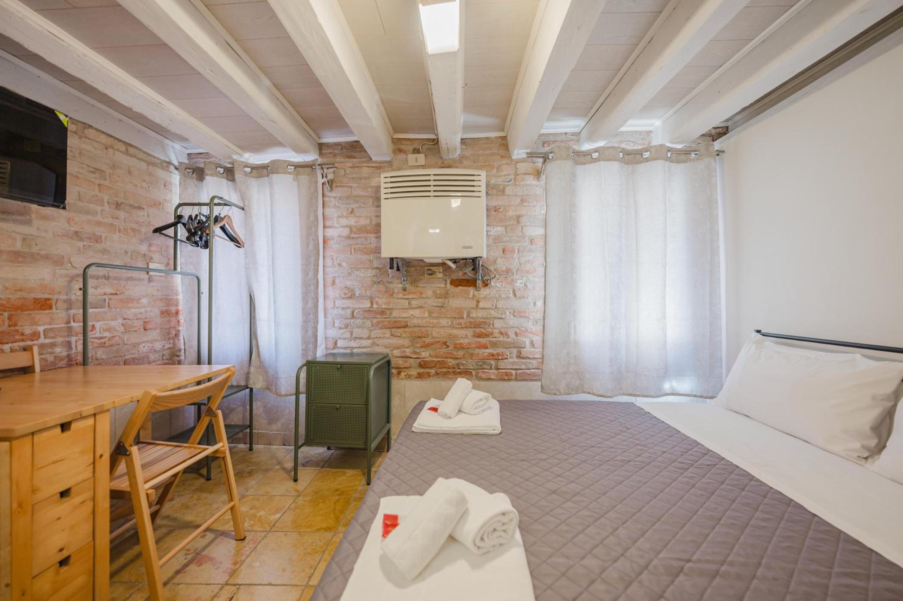Balastro Design Rooms - Venice City Center