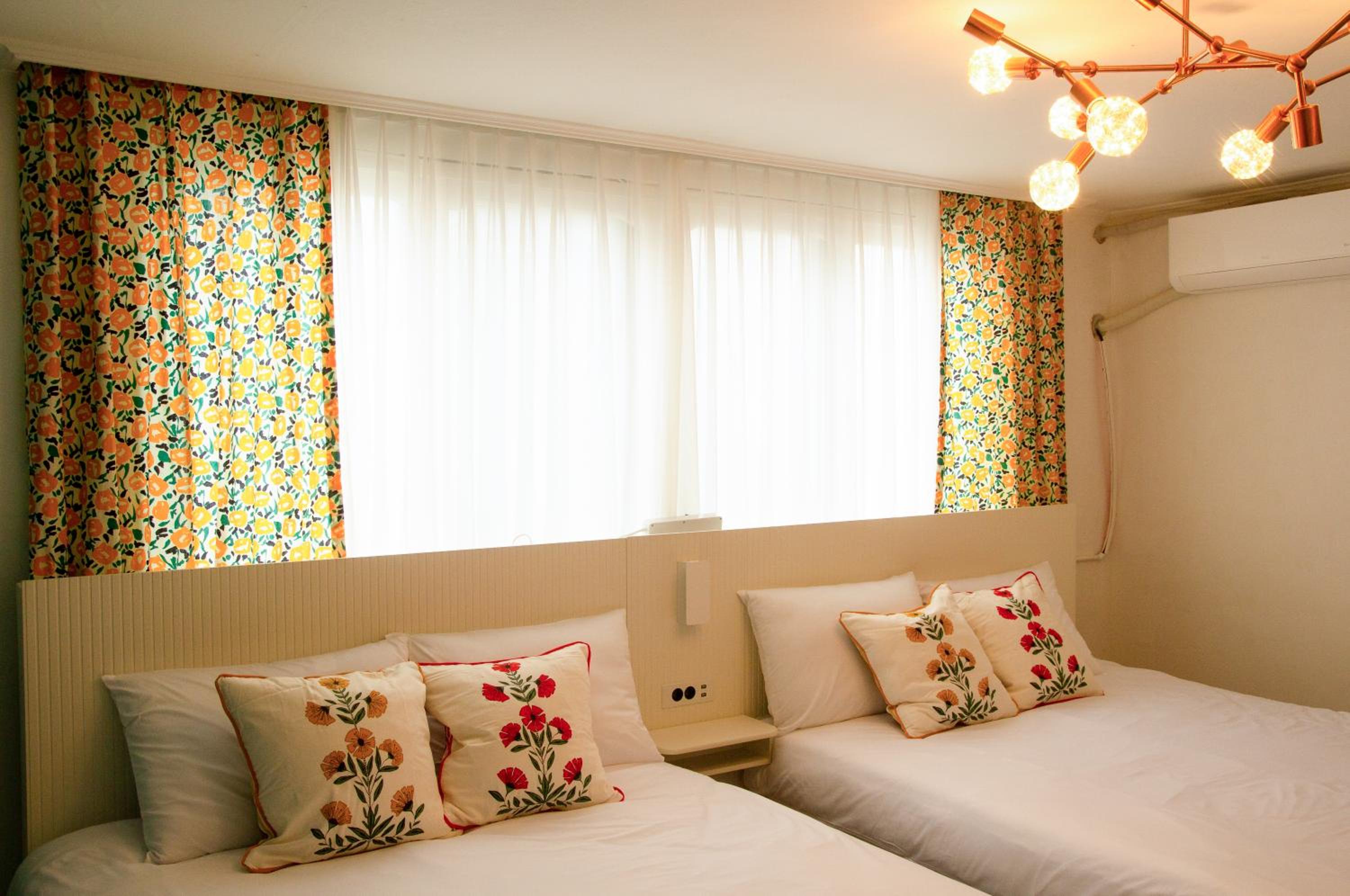 4 Beds in the Heart of Hongdae, Mangwon, Sangsu & Red Road