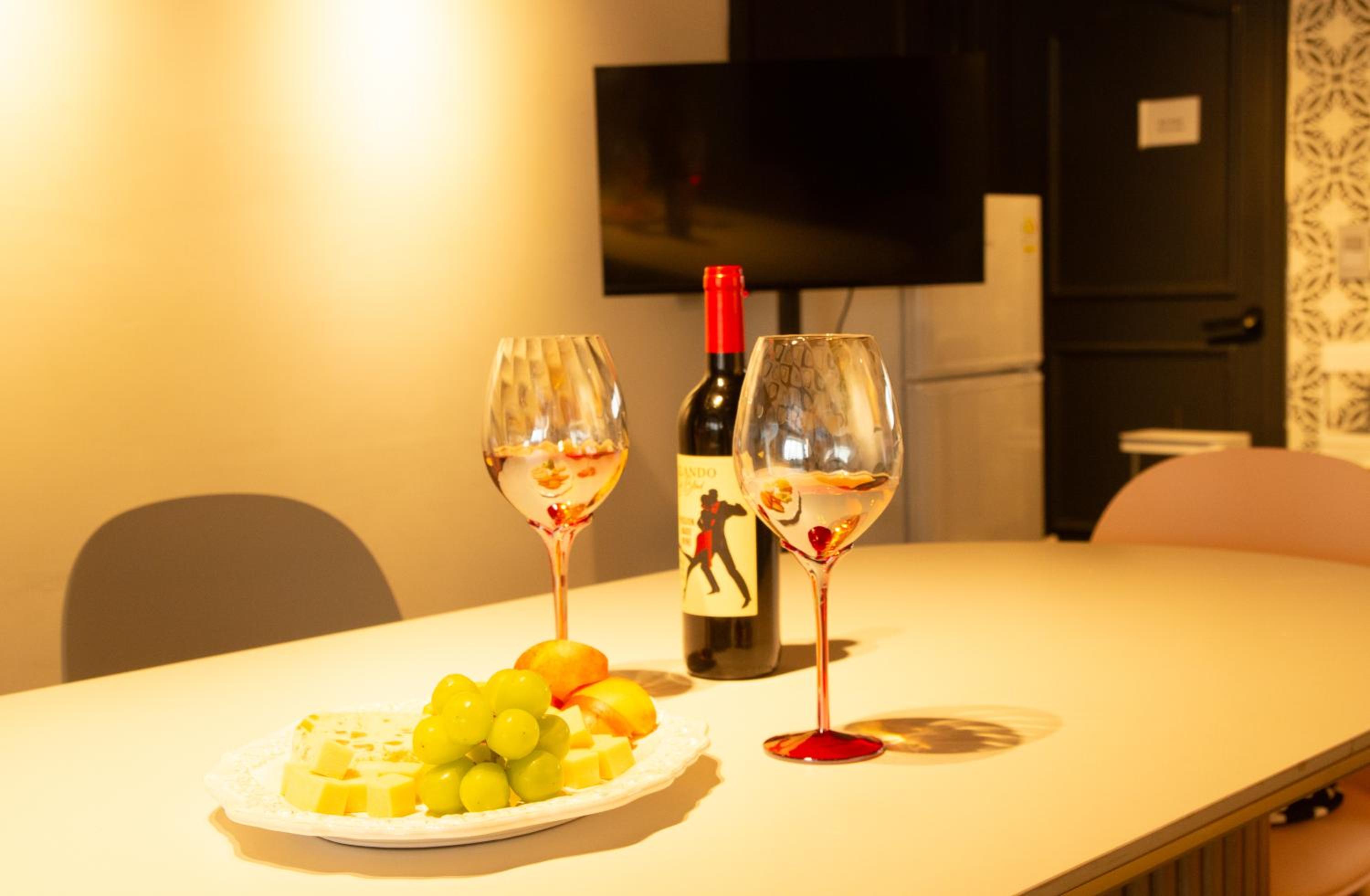 4 Beds in the Heart of Hongdae, Mangwon, Sangsu & Red Road